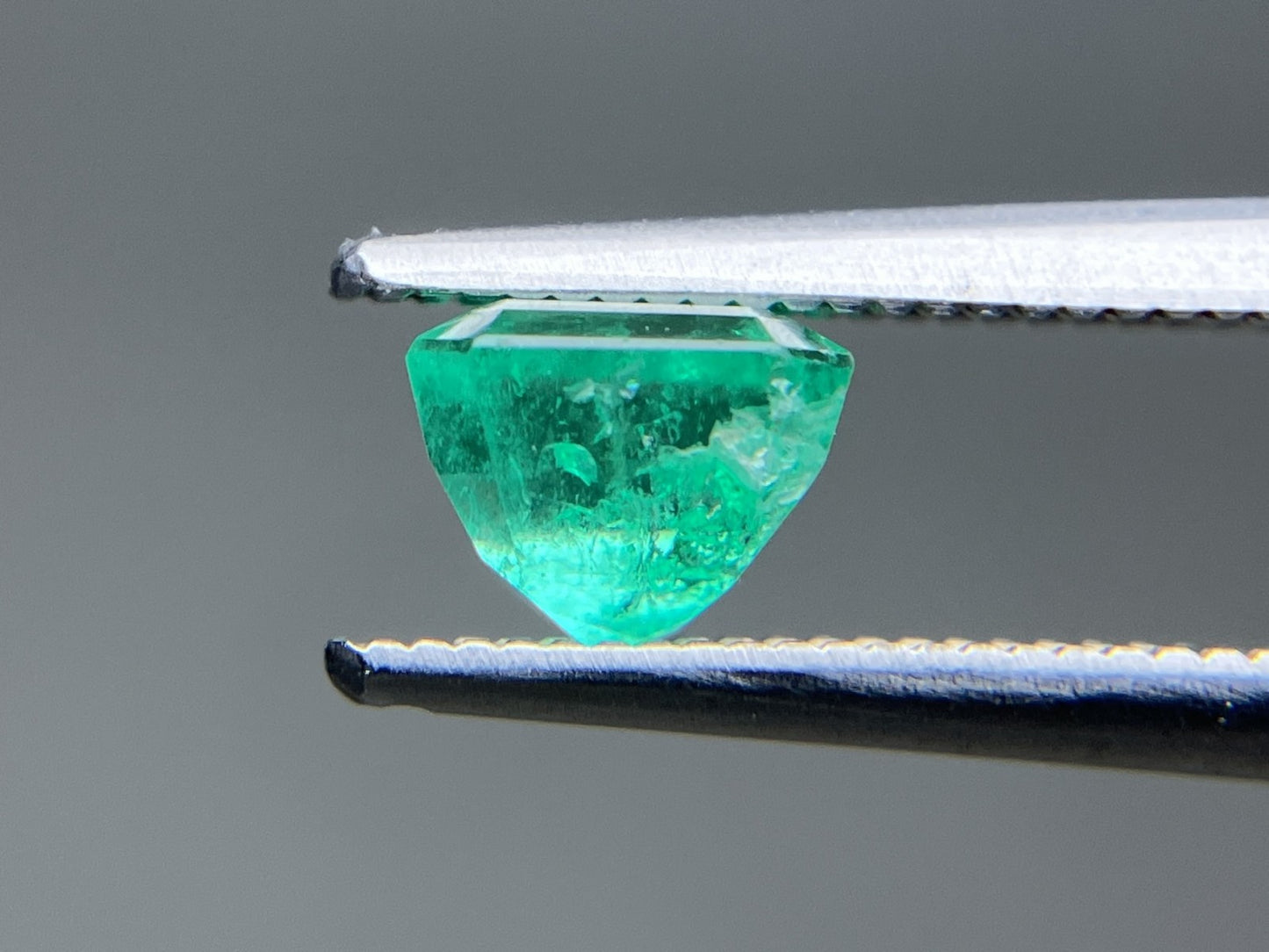 エメラルド 天然 1.012ct 中央宝石ソーティング付き 5.86㎜×5.20㎜×4.69㎜ ルース（ 裸石 ） 6460YY