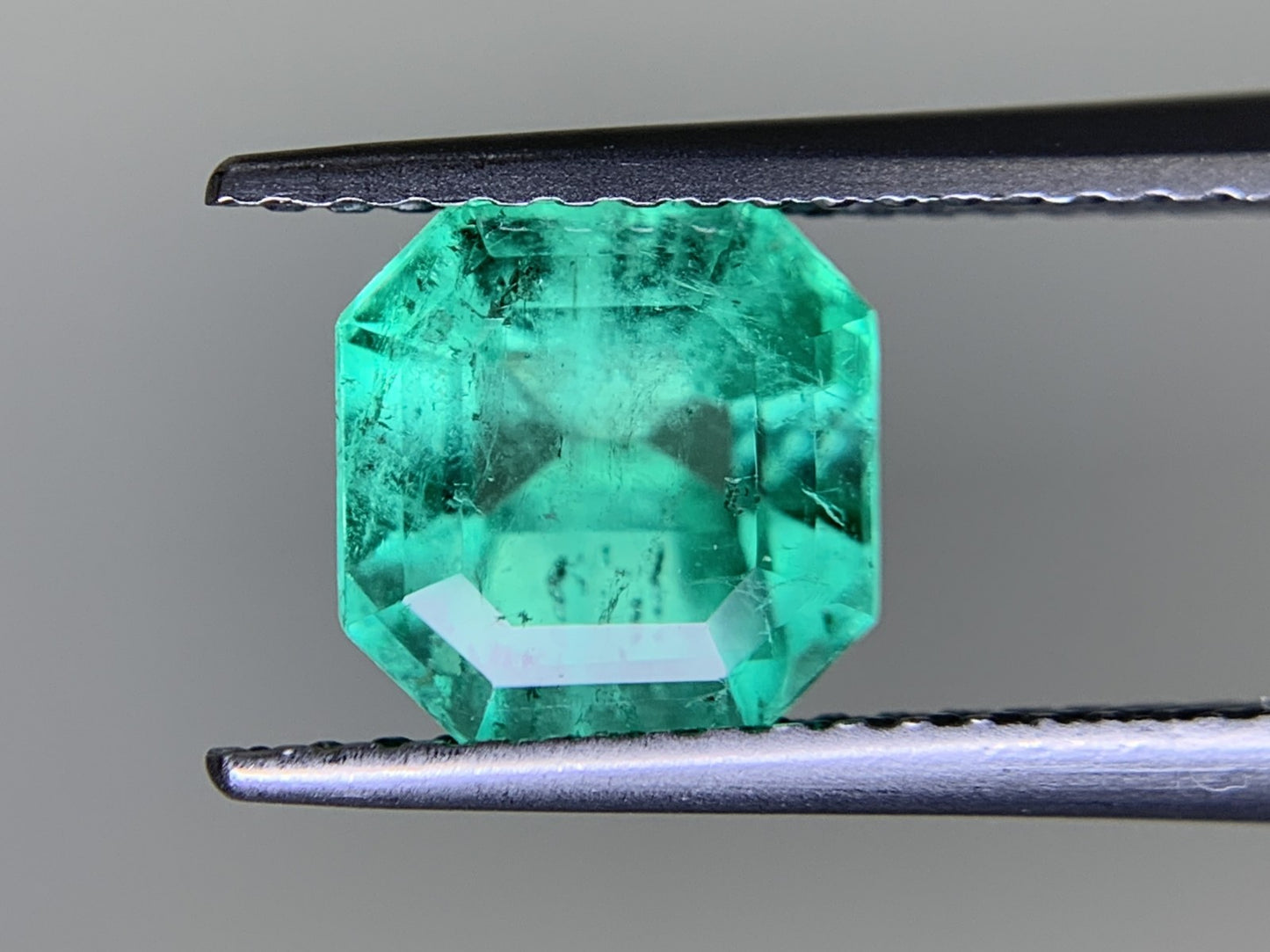 エメラルド  1.927ct  中央宝石ソーティング付き  7.33㎜×7.23㎜×5.46㎜  ルース（ 裸石 ） 3319Y