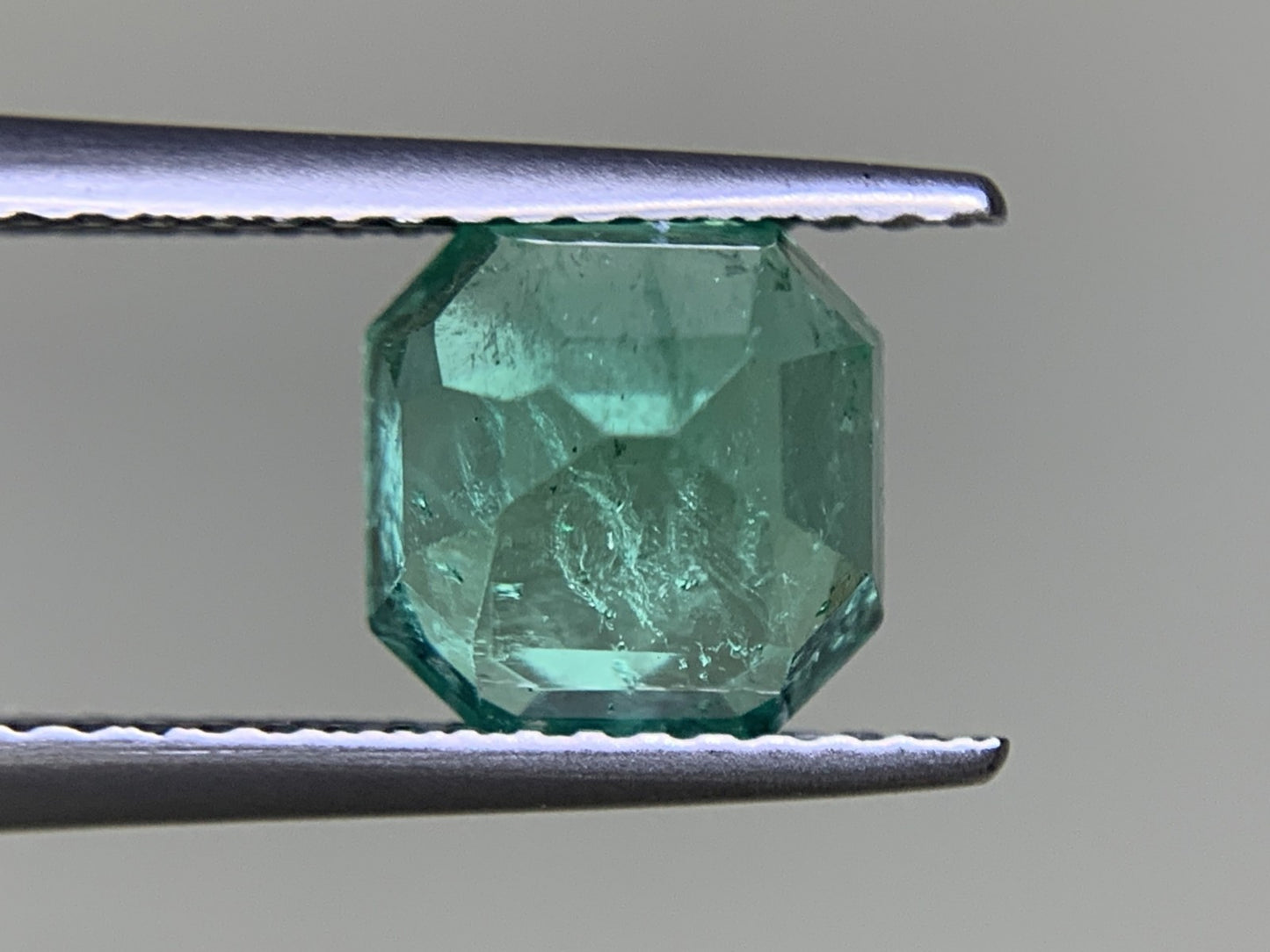 エメラルド  1.927ct  中央宝石ソーティング付き  7.33㎜×7.23㎜×5.46㎜  ルース（ 裸石 ） 3319Y
