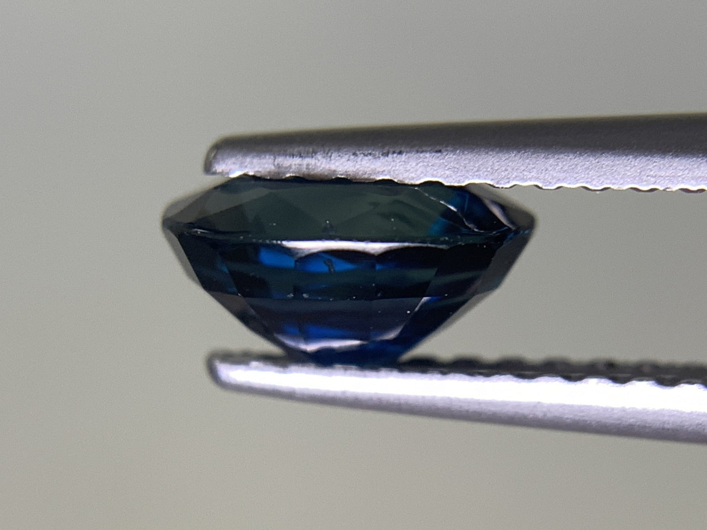 サファイア 1.175 ct 宝石ソーティング付き  6.9㎜×5.1㎜×3.6㎜  ルース（ 裸石 ） 2124Y