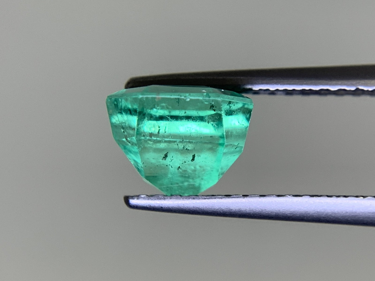 エメラルド  1.927ct  中央宝石ソーティング付き  7.33㎜×7.23㎜×5.46㎜  ルース（ 裸石 ） 3319Y