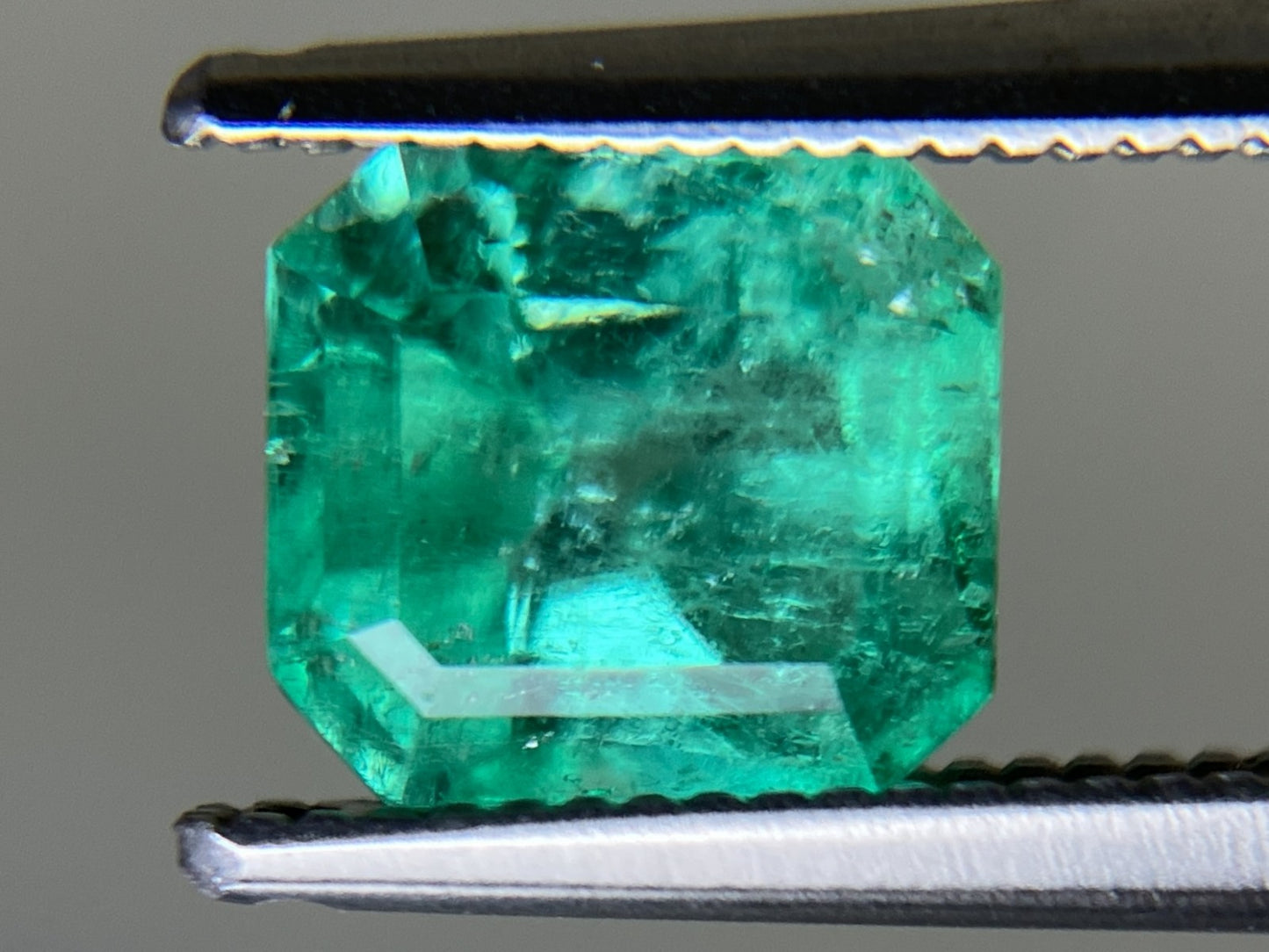 エメラルド 天然 1.580ct 中央宝石ソーティング付き 6.89㎜×6.31㎜×5.35㎜ ルース（ 裸石 ） 6516YY