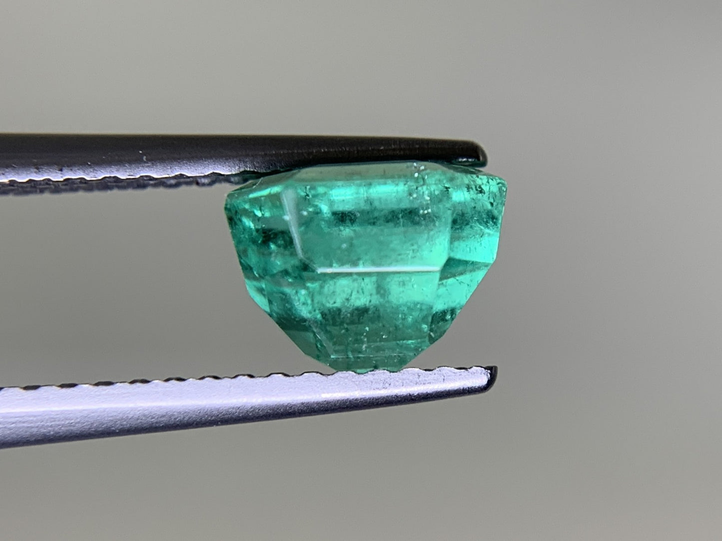 エメラルド  1.927ct  中央宝石ソーティング付き  7.33㎜×7.23㎜×5.46㎜  ルース（ 裸石 ） 3319Y