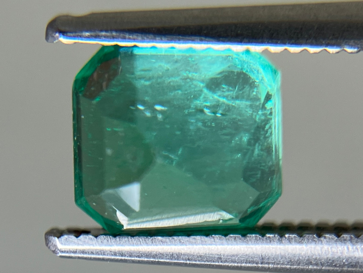 エメラルド 天然 1.580ct 中央宝石ソーティング付き 6.89㎜×6.31㎜×5.35㎜ ルース（ 裸石 ） 6516YY