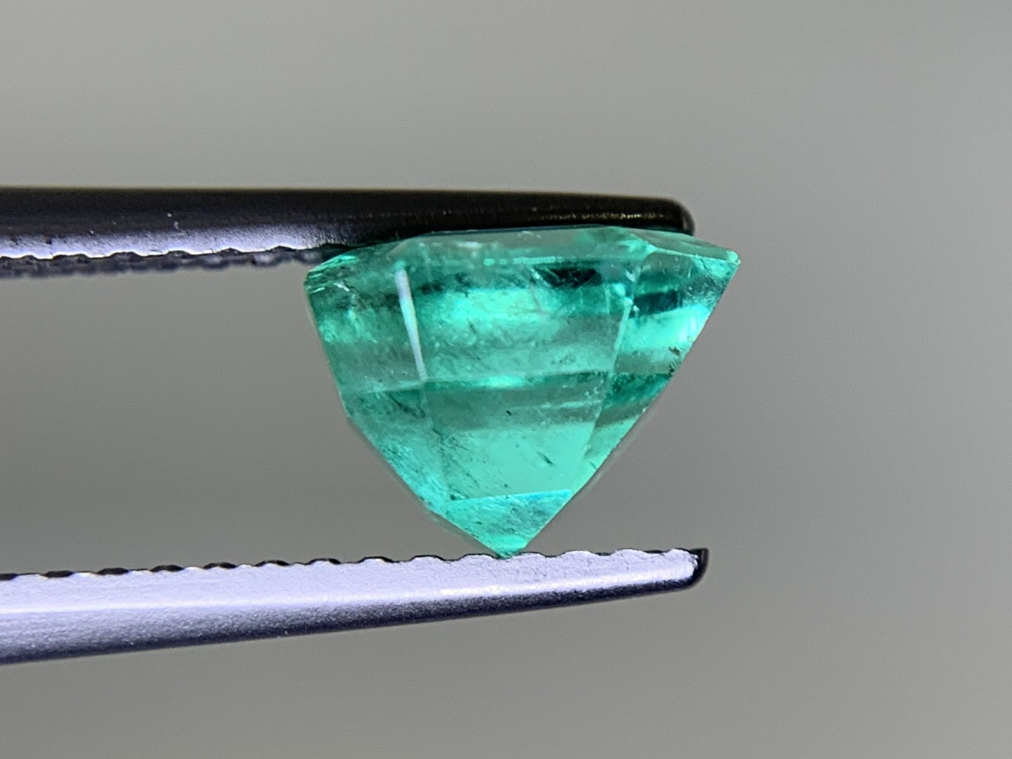 エメラルド  1.927ct  中央宝石ソーティング付き  7.33㎜×7.23㎜×5.46㎜  ルース（ 裸石 ） 3319Y