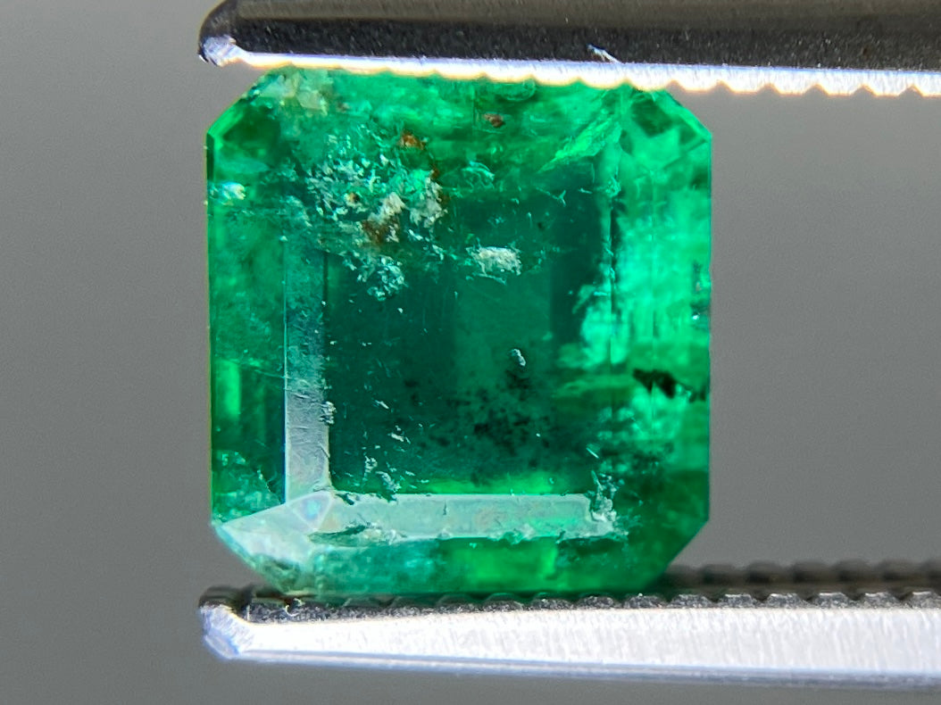 エメラルド 天然 1.451ct 中央宝石ソーティング付き 6.86㎜×6.46㎜×3.82㎜ ルース（ 裸石 ） 6474YY