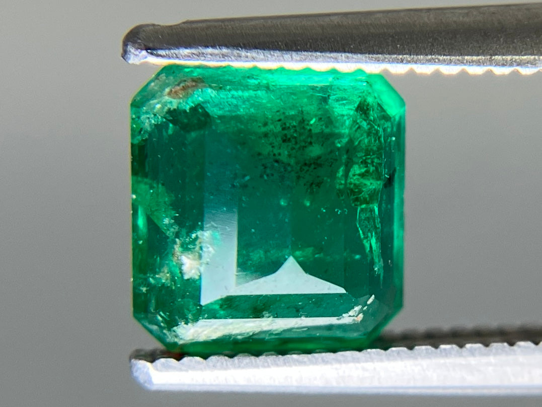 エメラルド 天然 1.451ct 中央宝石ソーティング付き 6.86㎜×6.46㎜×3.82㎜ ルース（ 裸石 ） 6474YY