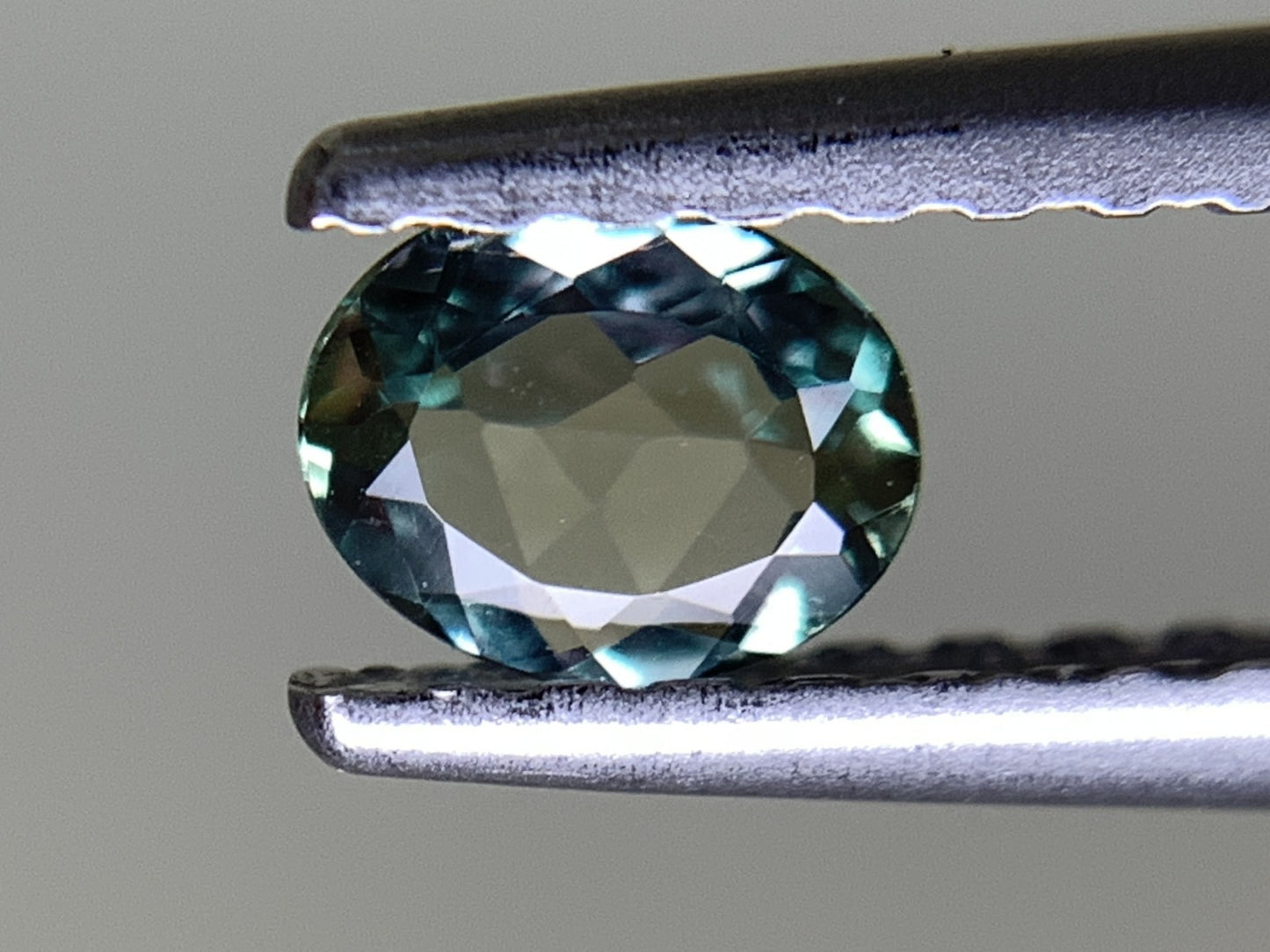 アレキサンドライト 0.198ct  中央宝石ソーティング付き  4.35㎜×3.54㎜×1.56㎜  天然 ルース（ 裸石 ） 4484Y