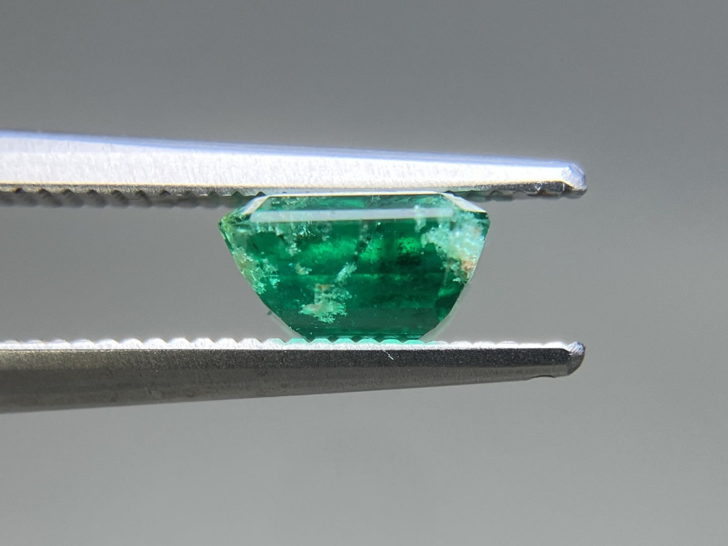 エメラルド 天然 1.451ct 中央宝石ソーティング付き 6.86㎜×6.46㎜×3.82㎜ ルース（ 裸石 ） 6474YY