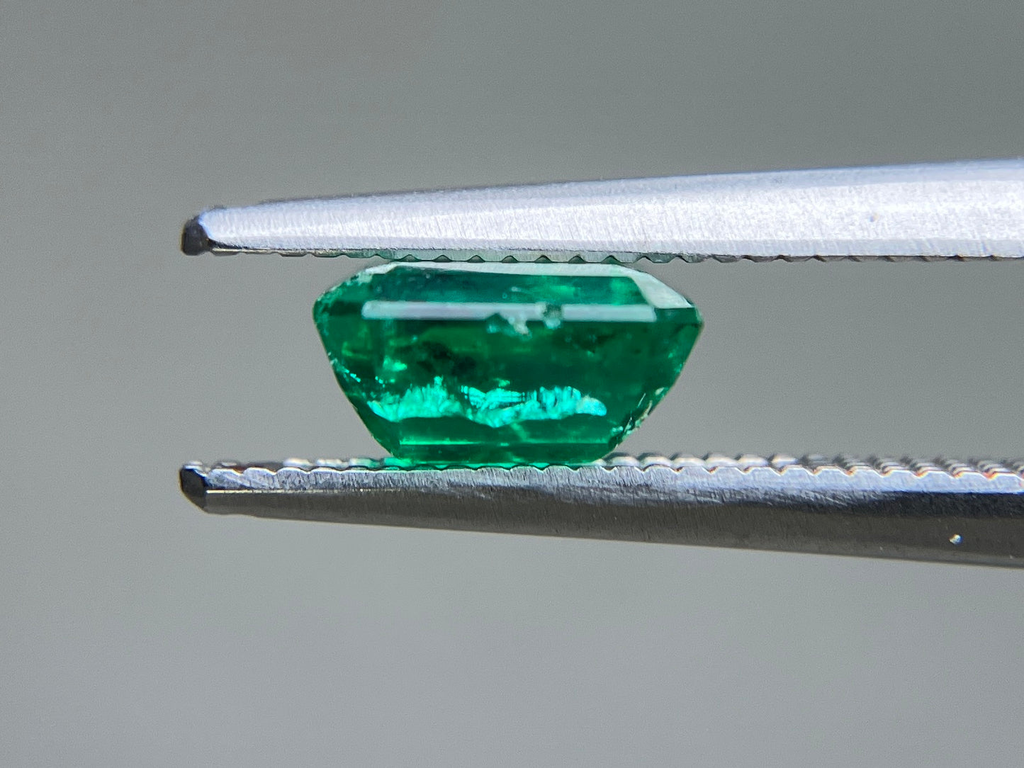 エメラルド 天然 1.451ct 中央宝石ソーティング付き 6.86㎜×6.46㎜×3.82㎜ ルース（ 裸石 ） 6474YY