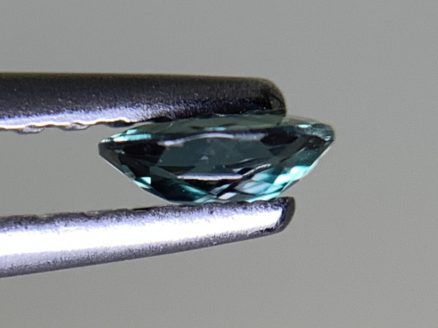 アレキサンドライト 0.198ct  中央宝石ソーティング付き  4.35㎜×3.54㎜×1.56㎜  天然 ルース（ 裸石 ） 4484Y