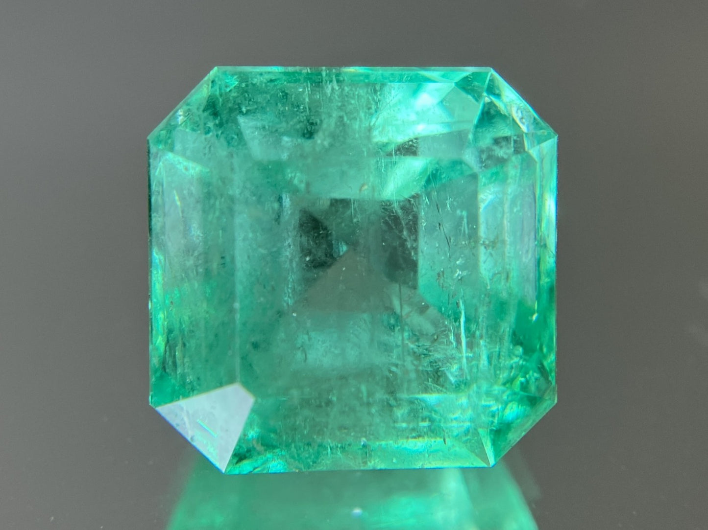 エメラルド 天然 7.649ct コロンビア 中央宝石鑑別書付き 11.22㎜×11.18㎜×9.06㎜ ルース（ 裸石 ） 6459YY