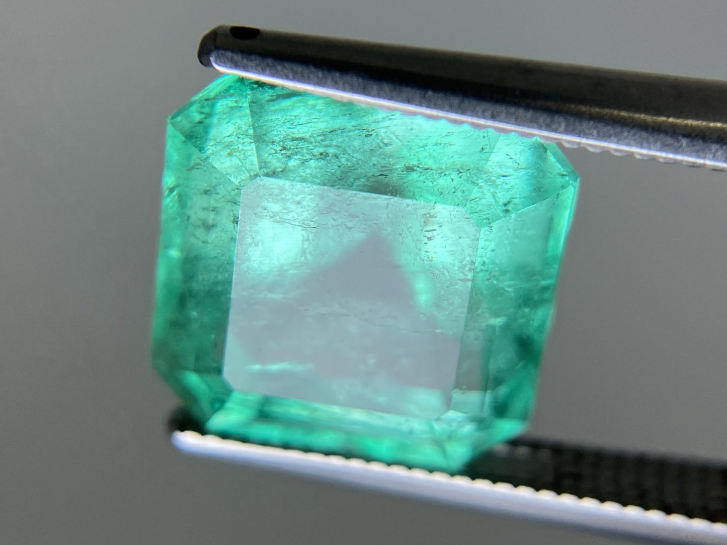 エメラルド 天然 7.649ct コロンビア 中央宝石鑑別書付き 11.22㎜×11.18㎜×9.06㎜ ルース（ 裸石 ） 6459YY