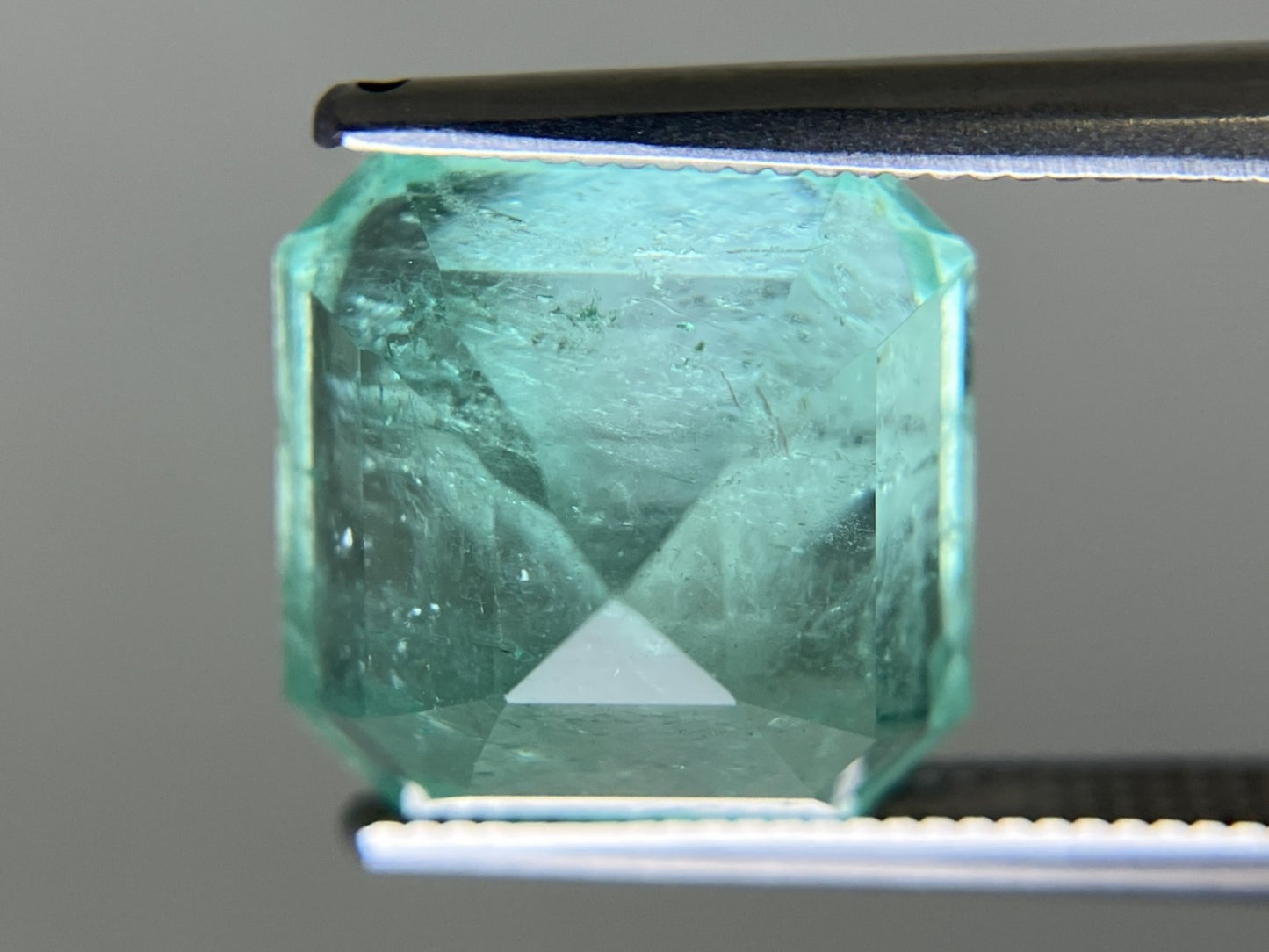 エメラルド 天然 7.649ct コロンビア 中央宝石鑑別書付き 11.22㎜×11.18㎜×9.06㎜ ルース（ 裸石 ） 6459YY