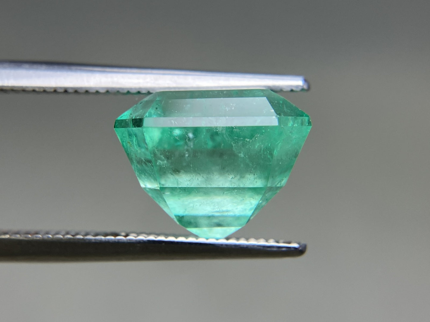 エメラルド 天然 7.649ct コロンビア 中央宝石鑑別書付き 11.22㎜×11.18㎜×9.06㎜ ルース（ 裸石 ） 6459YY