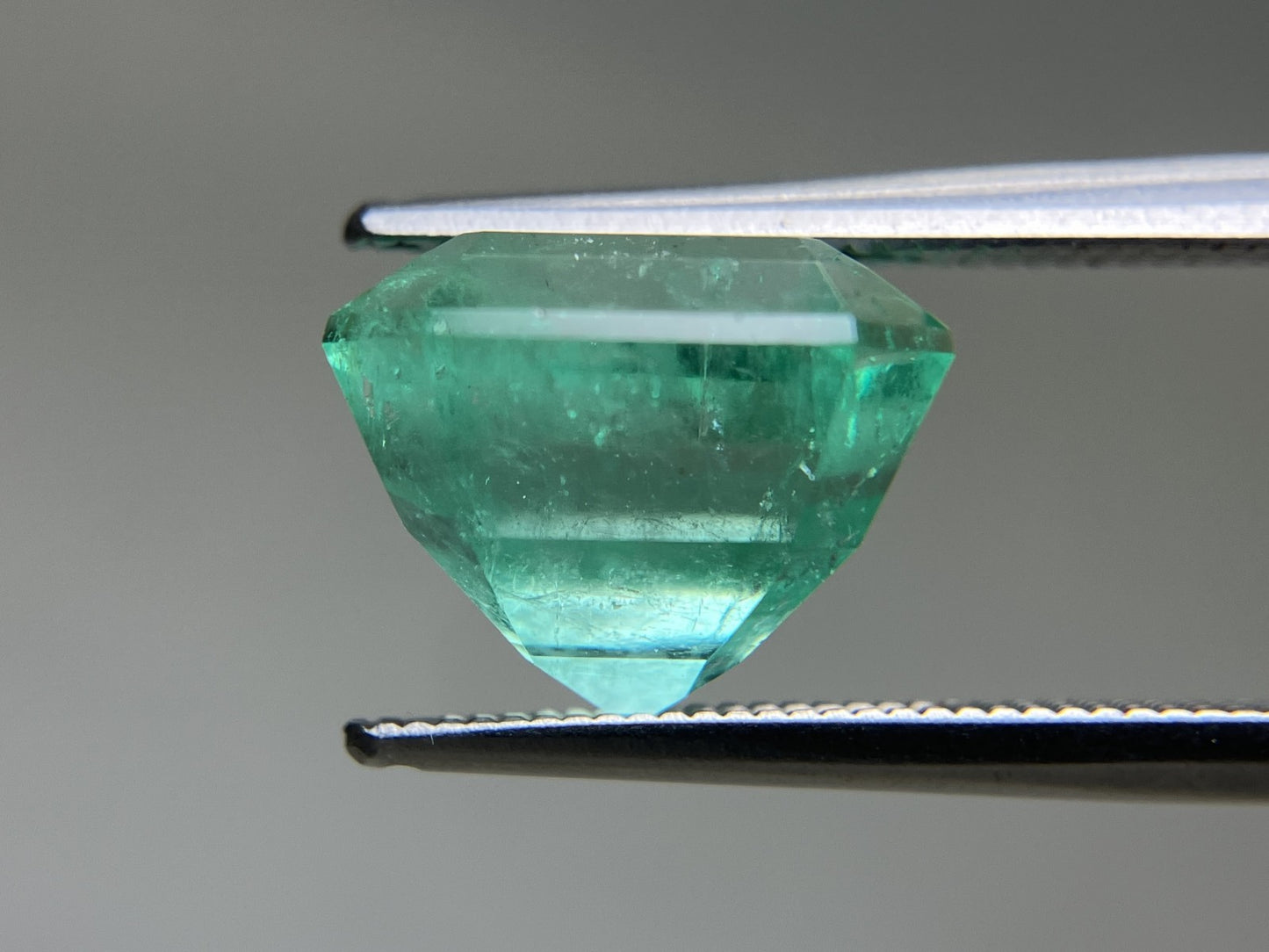 エメラルド 天然 7.649ct コロンビア 中央宝石鑑別書付き 11.22㎜×11.18㎜×9.06㎜ ルース（ 裸石 ） 6459YY