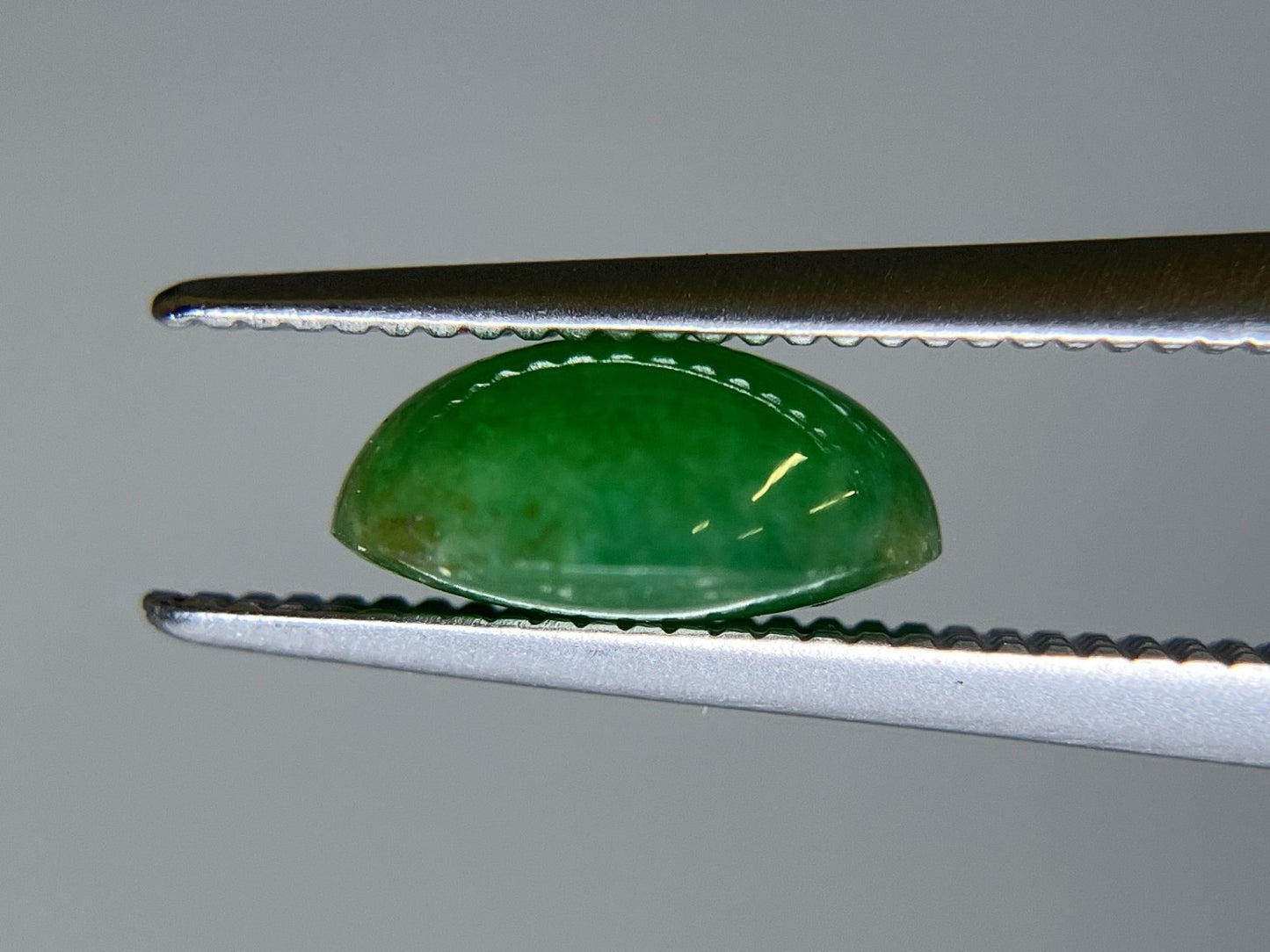 翡翠（ひすい） 1.797ct 宝石ソーティング付き 8.3㎜×6.6㎜×3.7㎜ ルース（ 裸石 ） 4159S