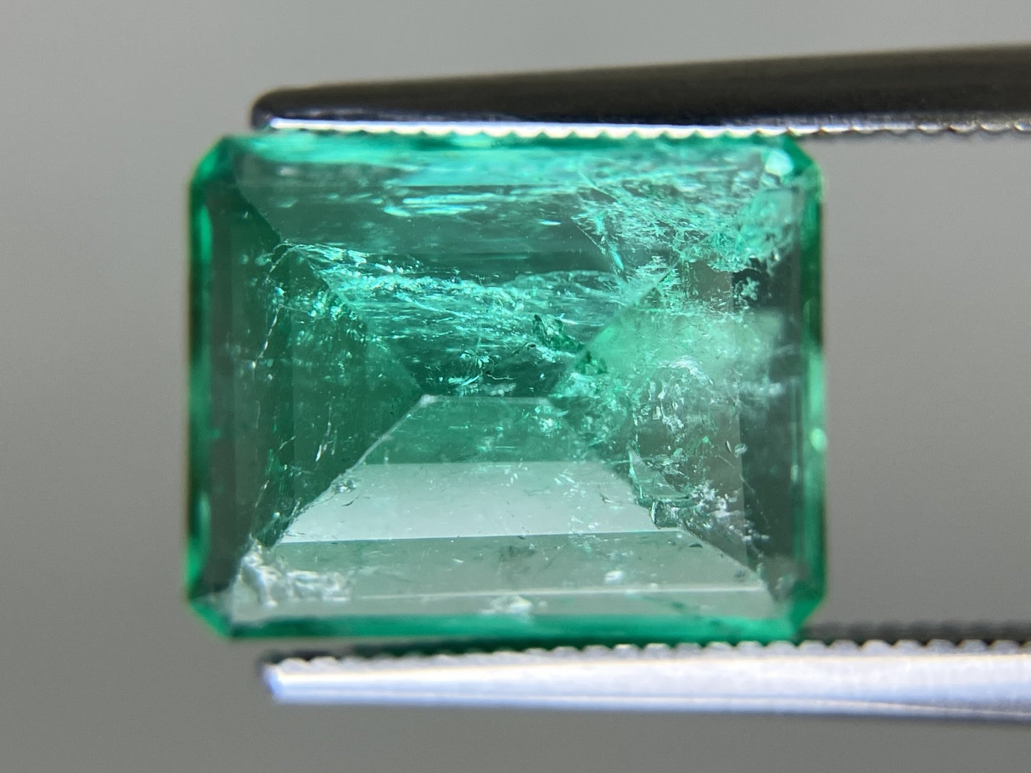 エメラルド 天然 6.724ct コロンビア 中央宝石鑑別書付き 12.90㎜×10.19㎜×7.27㎜ ルース（ 裸石 ） 6495YY