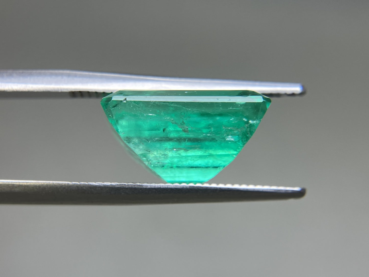 エメラルド 天然 6.724ct コロンビア 中央宝石鑑別書付き 12.90㎜×10.19㎜×7.27㎜ ルース（ 裸石 ） 6495YY