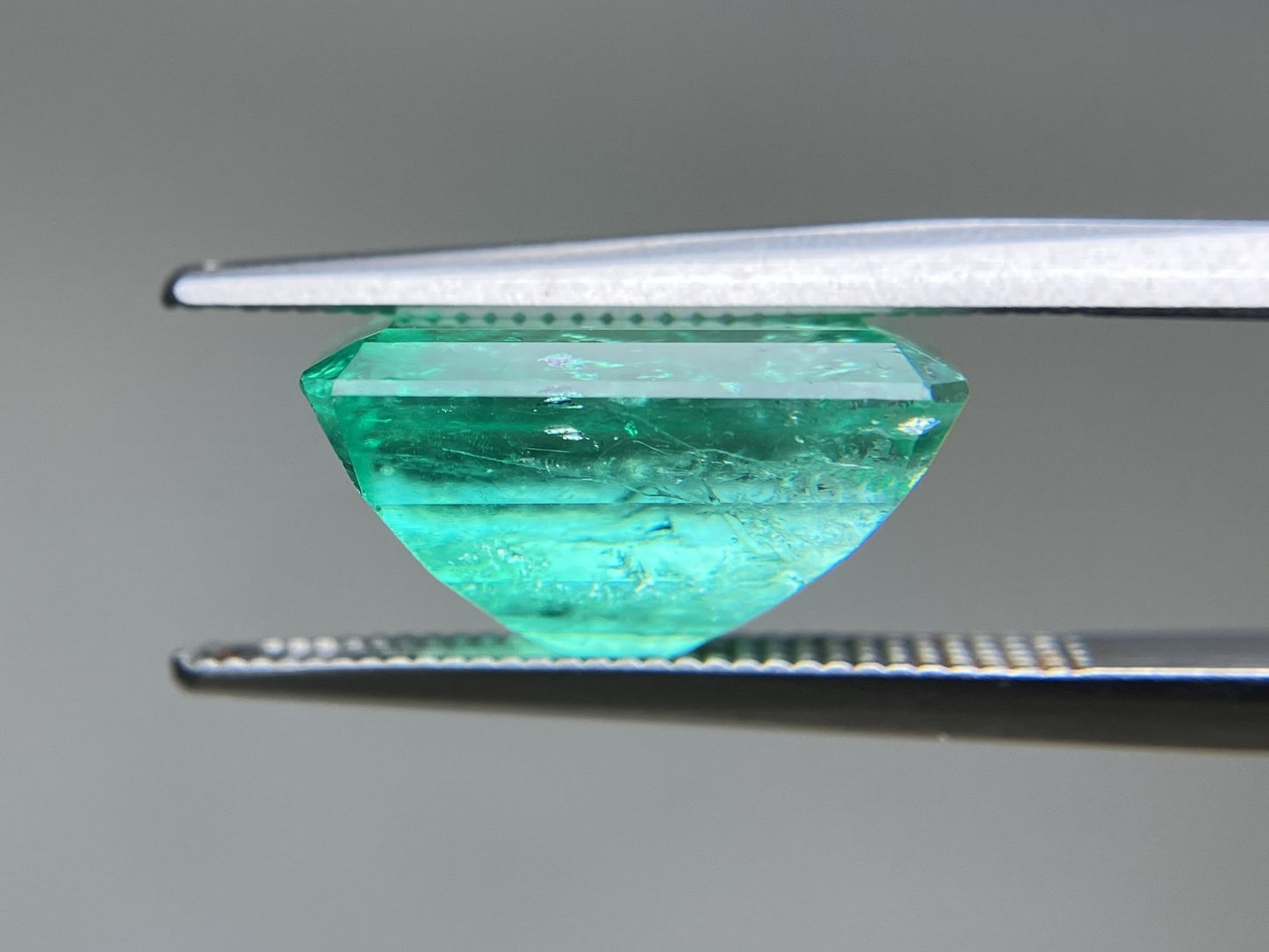 エメラルド 天然 6.724ct コロンビア 中央宝石鑑別書付き 12.90㎜×10.19㎜×7.27㎜ ルース（ 裸石 ） 6495YY