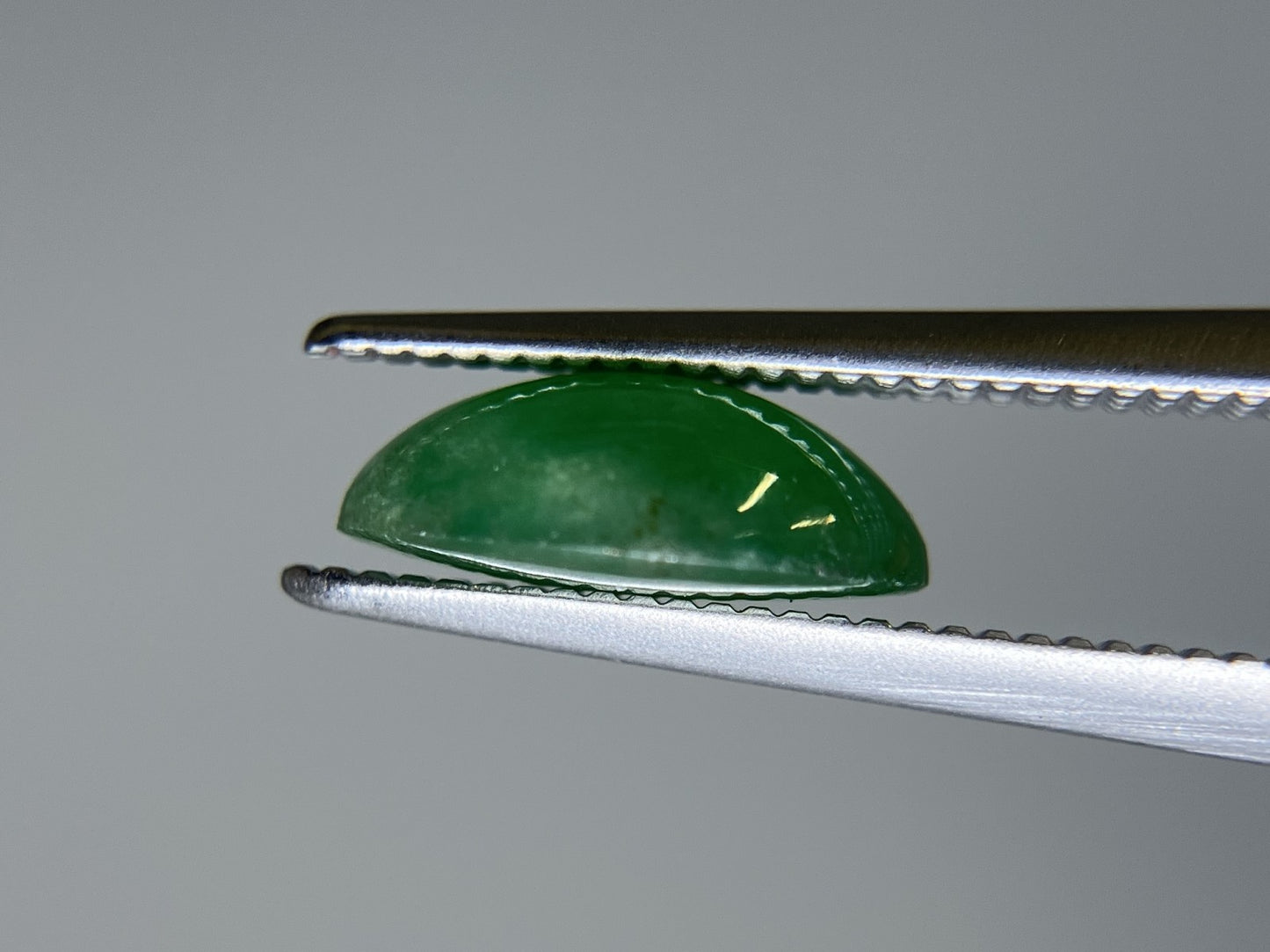 翡翠（ひすい） 2.088ct 宝石ソーティング付き 9.3㎜×7.3㎜×3.4㎜ ルース（ 裸石 ） 4165S