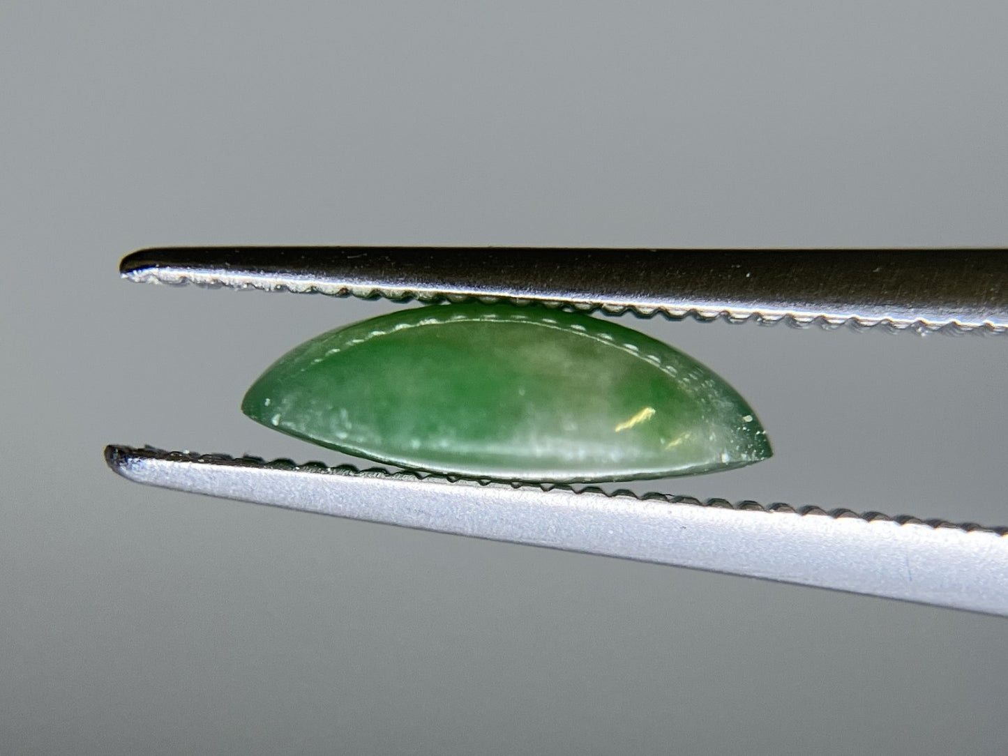 ヒスイ　 2.131ct　天然　 宝石ソーティング付き 10.3㎜×7.4㎜×3.3㎜ ルース（ 裸石 ） 4164S