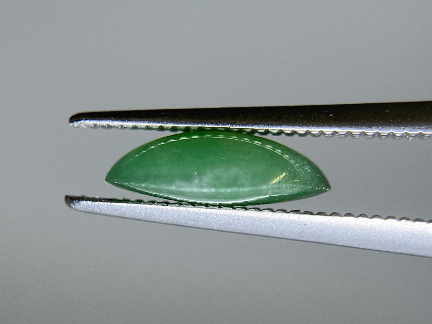 ヒスイ　 2.131ct　天然　 宝石ソーティング付き 10.3㎜×7.4㎜×3.3㎜ ルース（ 裸石 ） 4164S