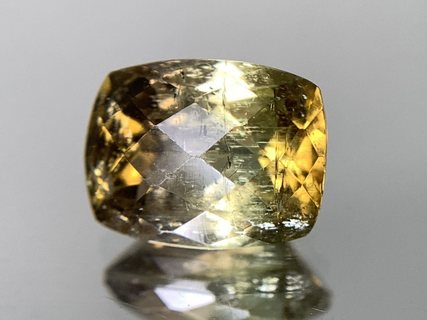 トルマリン（バイカラー） 2.283ct  宝石ソーティング付き  8.8㎜×6.8㎜×5.1㎜  天然 ルース（ 裸石 ） 4955Y