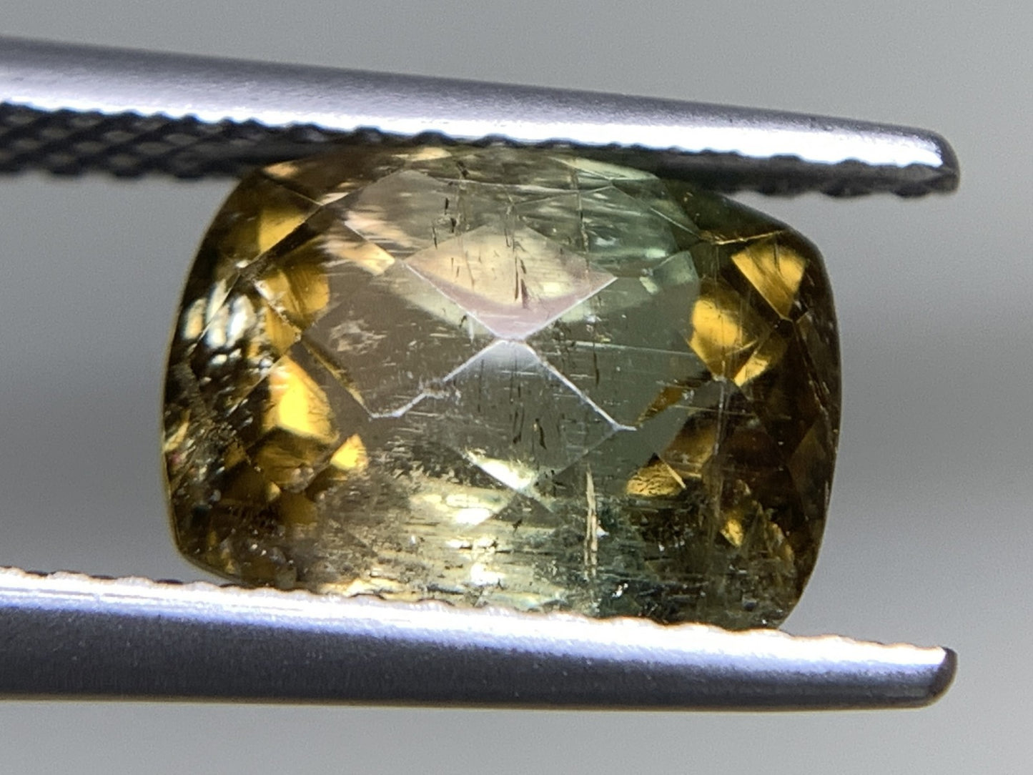 トルマリン（バイカラー） 2.283ct  宝石ソーティング付き  8.8㎜×6.8㎜×5.1㎜  天然 ルース（ 裸石 ） 4955Y