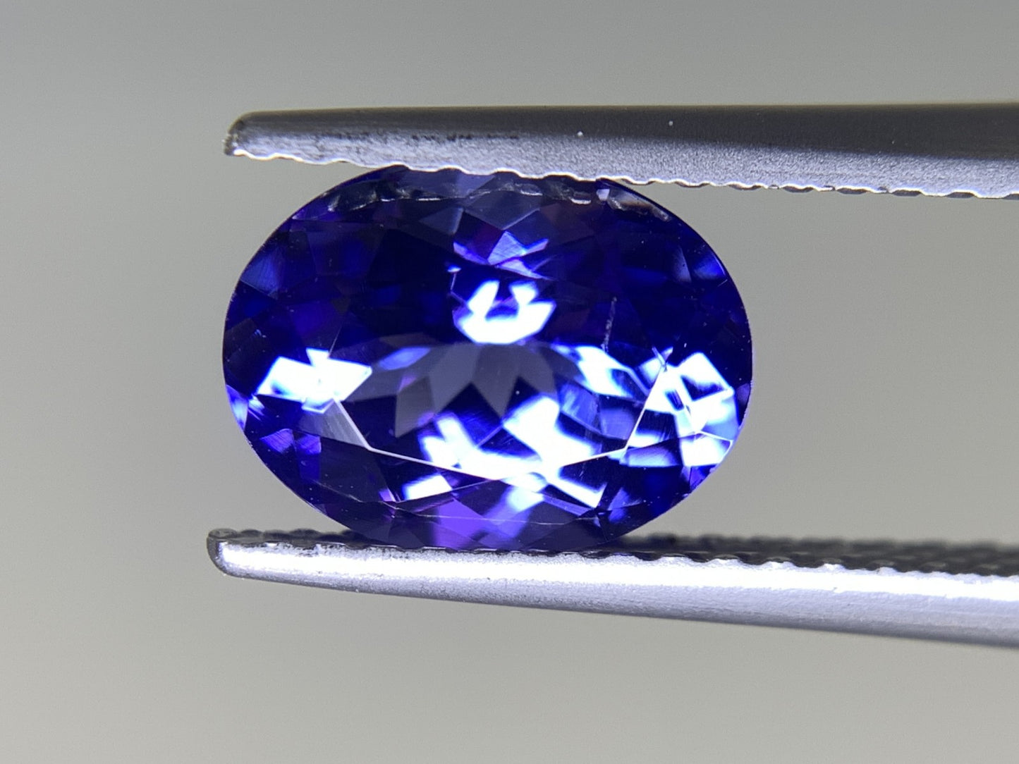 タンザナイト 1.84ct 宝石ソーティング付き  8.5㎜×6.5㎜×4.7㎜   ルース（ 裸石 ） 2370Y