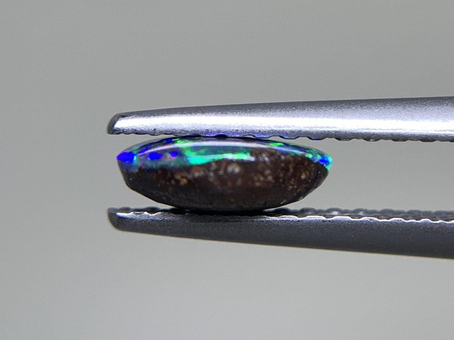 ボルダーオパール 0.669ct  中央宝石ソーティング付き  6.8㎜×5.0㎜×2.4㎜  天然 ルース（ 裸石 ） 4771Y