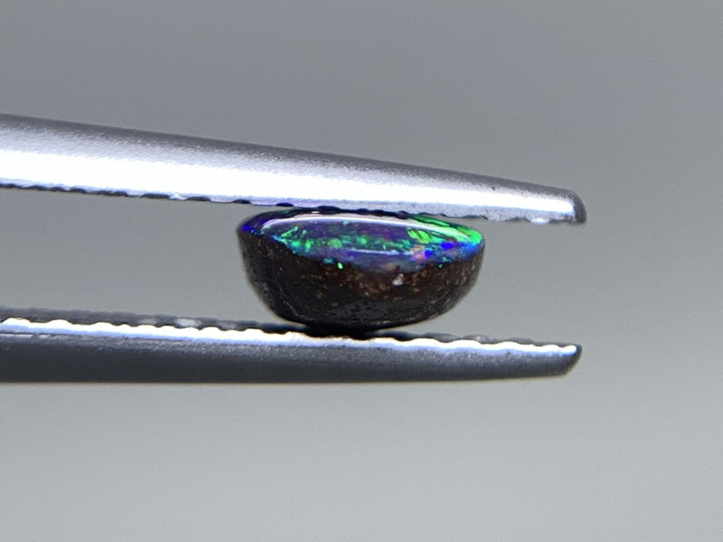 ボルダーオパール 0.669ct  中央宝石ソーティング付き  6.8㎜×5.0㎜×2.4㎜  天然 ルース（ 裸石 ） 4771Y