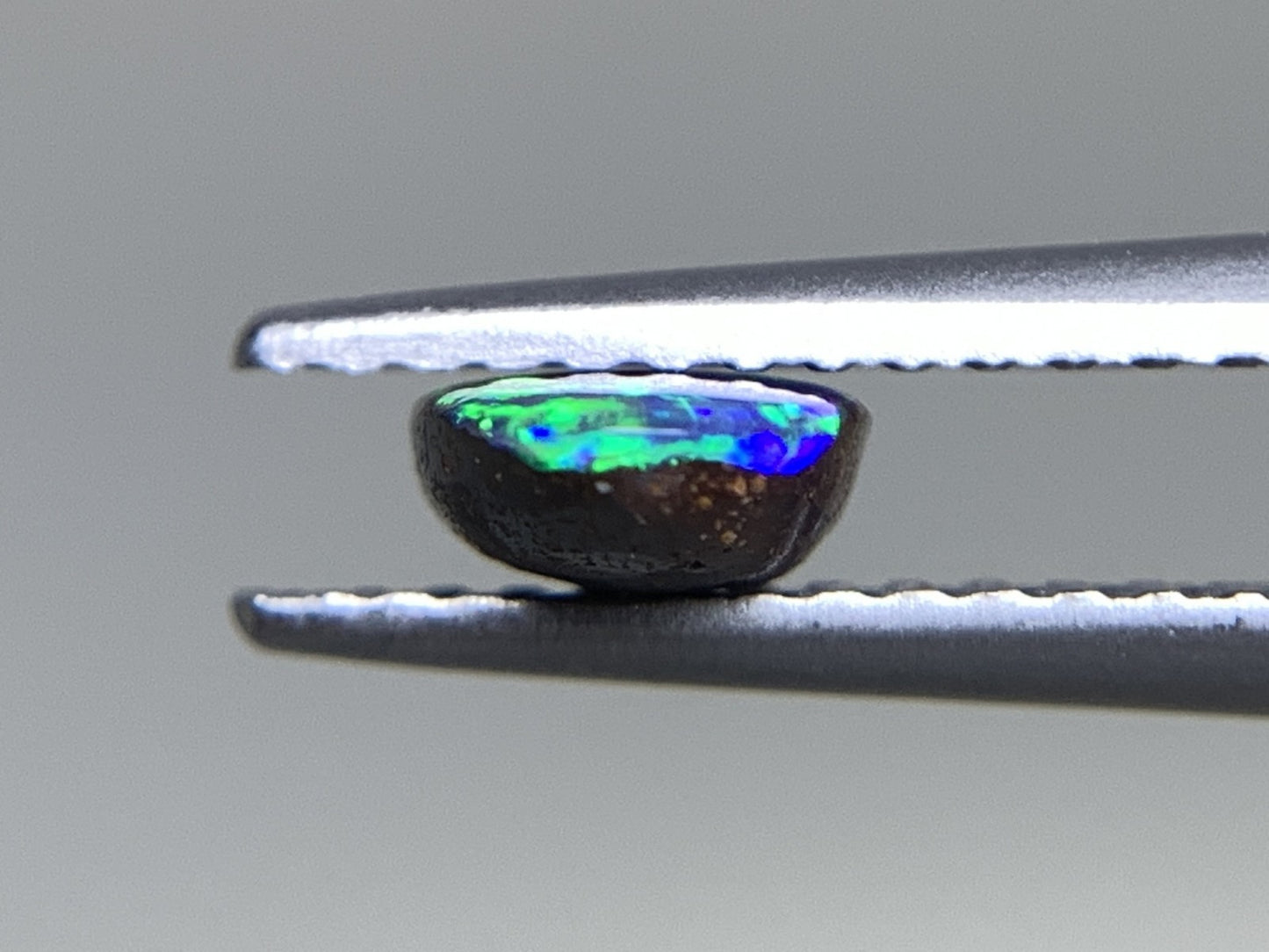 ボルダーオパール 0.669ct  中央宝石ソーティング付き  6.8㎜×5.0㎜×2.4㎜  天然 ルース（ 裸石 ） 4771Y