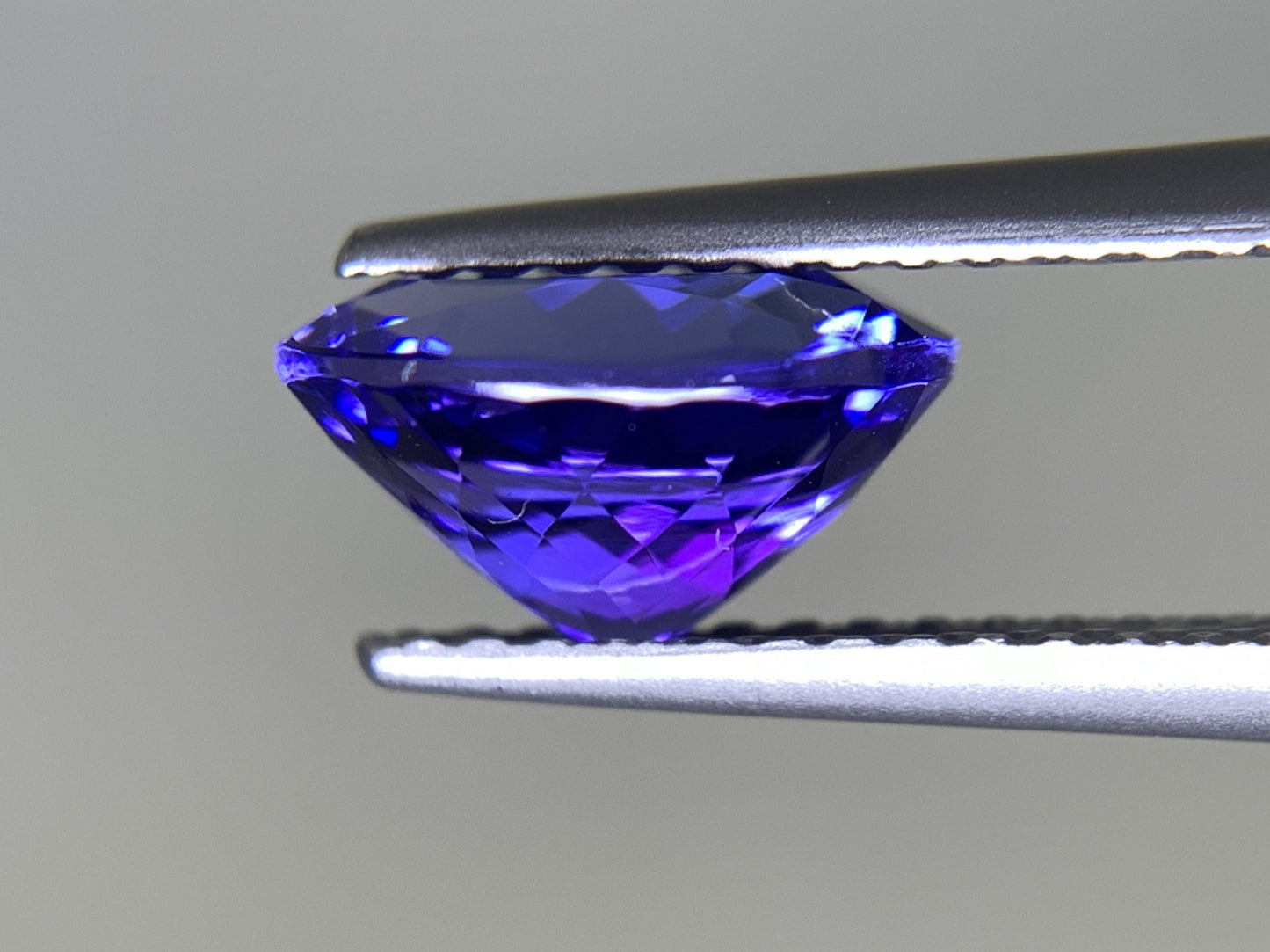 タンザナイト 1.84ct 宝石ソーティング付き  8.5㎜×6.5㎜×4.7㎜   ルース（ 裸石 ） 2370Y