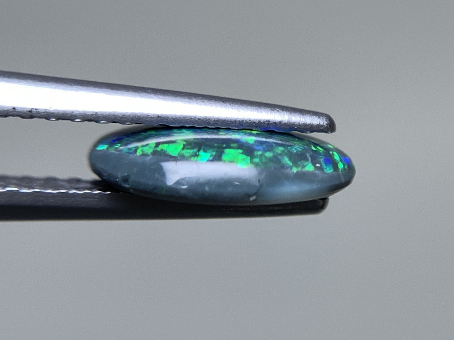 ブラックオパール 天然 1.033ct 中央宝石ソーティング付き 9.5㎜×7.4㎜×2.3㎜ ルース（ 裸石 ） 5655Y