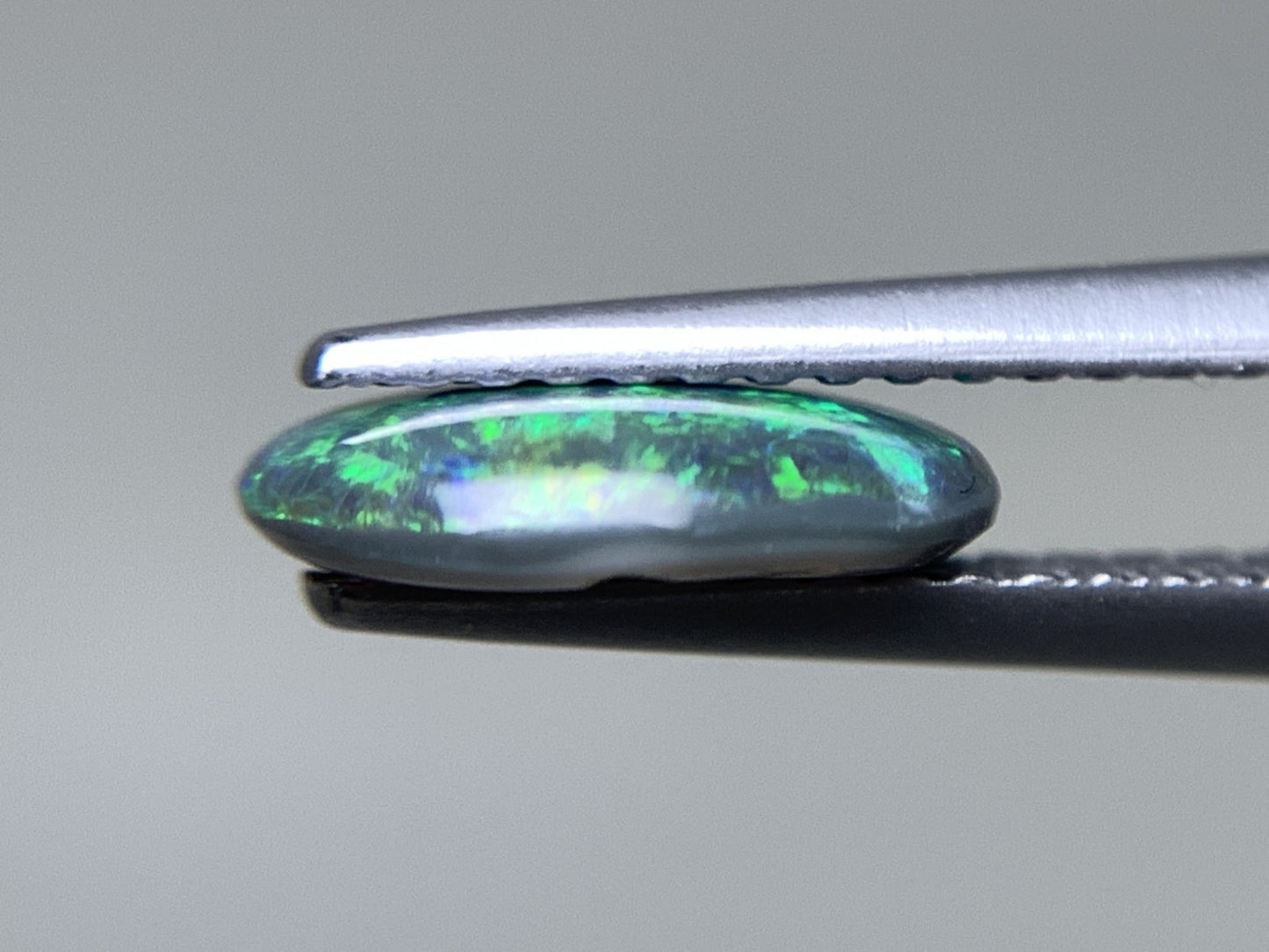 ブラックオパール 天然 1.033ct 中央宝石ソーティング付き 9.5㎜×7.4㎜×2.3㎜ ルース（ 裸石 ） 5655Y