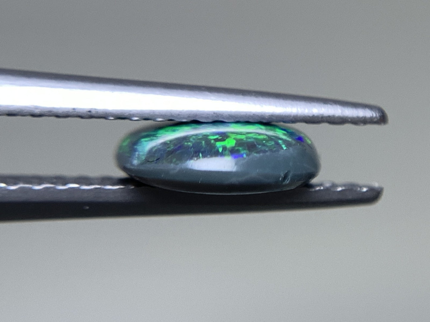ブラックオパール 天然 1.033ct 中央宝石ソーティング付き 9.5㎜×7.4㎜×2.3㎜ ルース（ 裸石 ） 5655Y