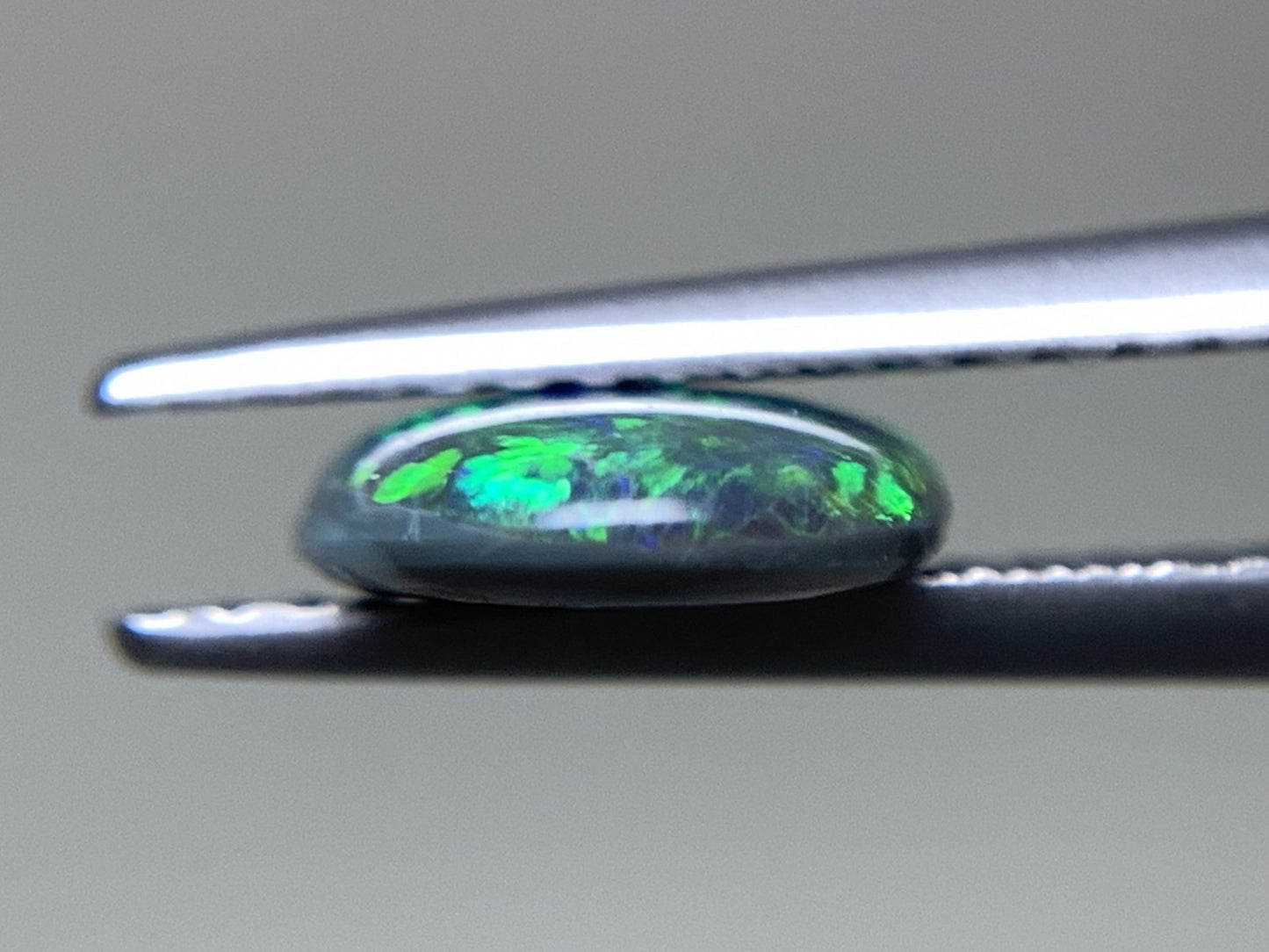 ブラックオパール 天然 1.033ct 中央宝石ソーティング付き 9.5㎜×7.4㎜×2.3㎜ ルース（ 裸石 ） 5655Y