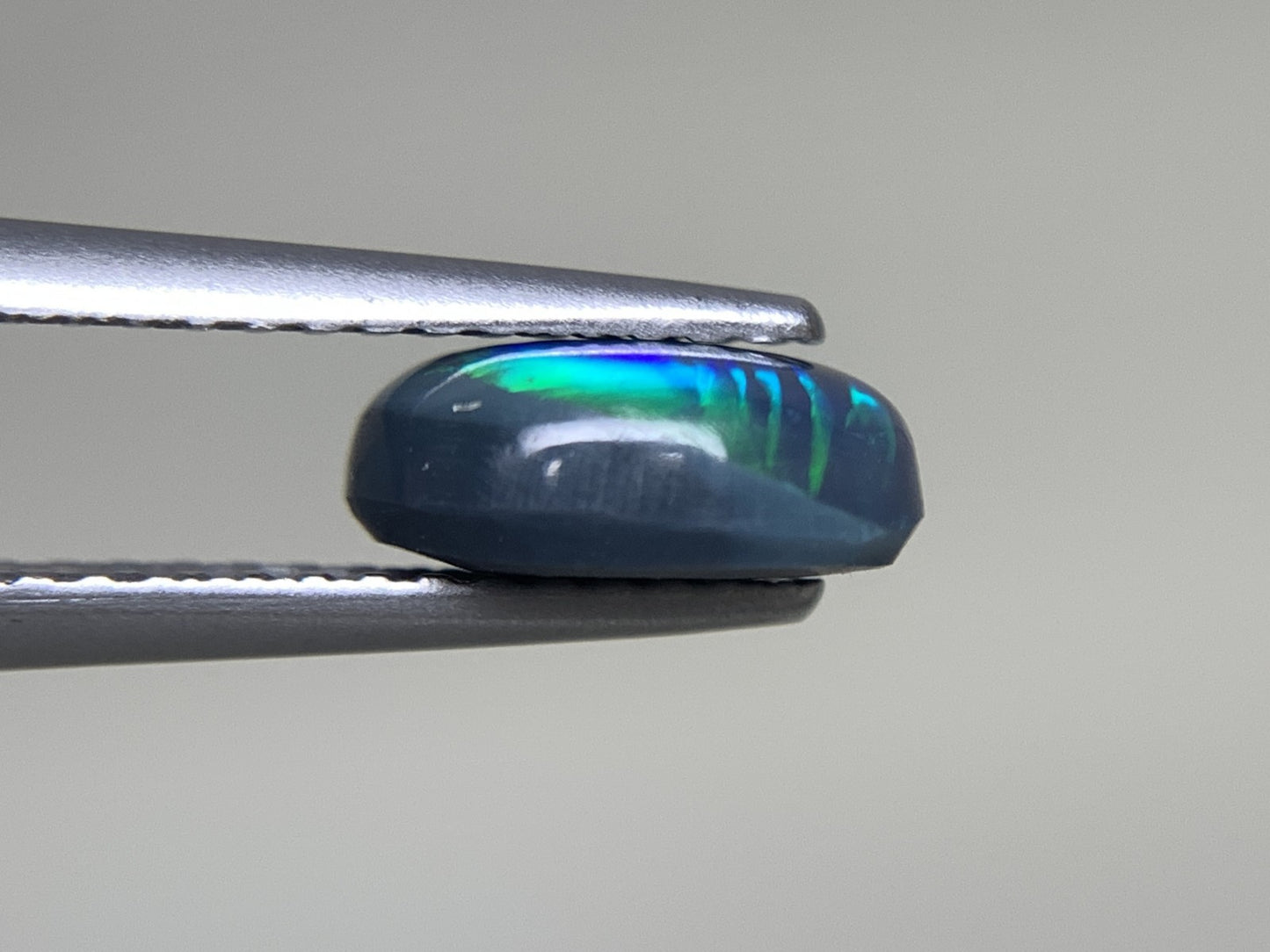 ブラックオパール 1.145ct  中央宝石ソーティング付き  8.3㎜×6.2㎜×3.4㎜  天然 ルース（ 裸石 ） 4772Y