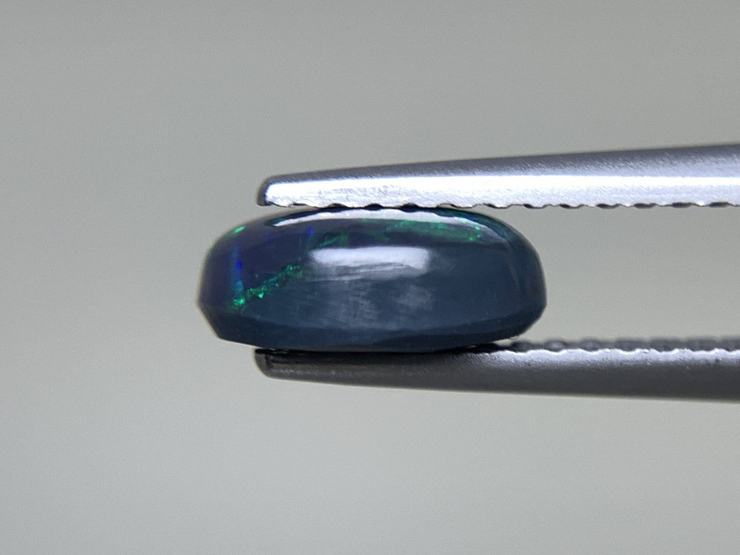 ブラックオパール 1.145ct  中央宝石ソーティング付き  8.3㎜×6.2㎜×3.4㎜  天然 ルース（ 裸石 ） 4772Y