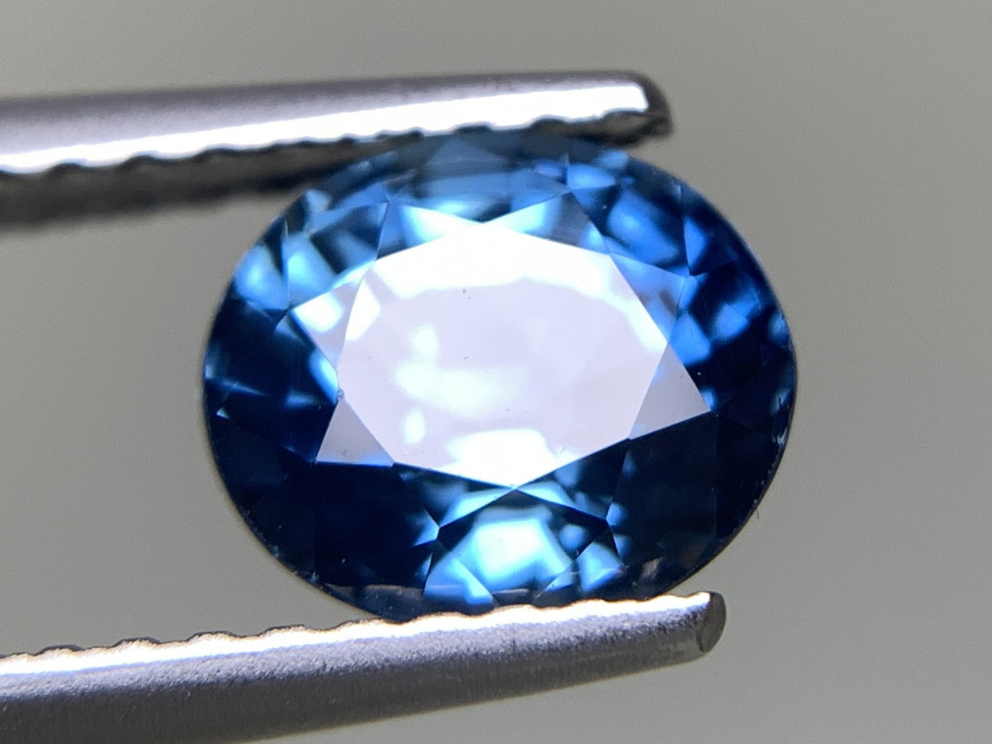 サファイア 天然 1.522ct 中央宝石ソーティング付き 6.92㎜×6.07㎜×4.28㎜ ルース（ 裸石 ） 6664Y