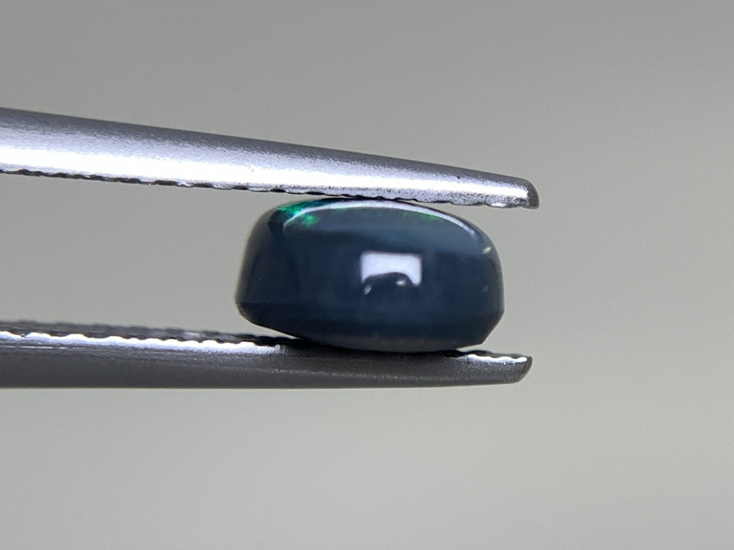 ブラックオパール 1.145ct  中央宝石ソーティング付き  8.3㎜×6.2㎜×3.4㎜  天然 ルース（ 裸石 ） 4772Y
