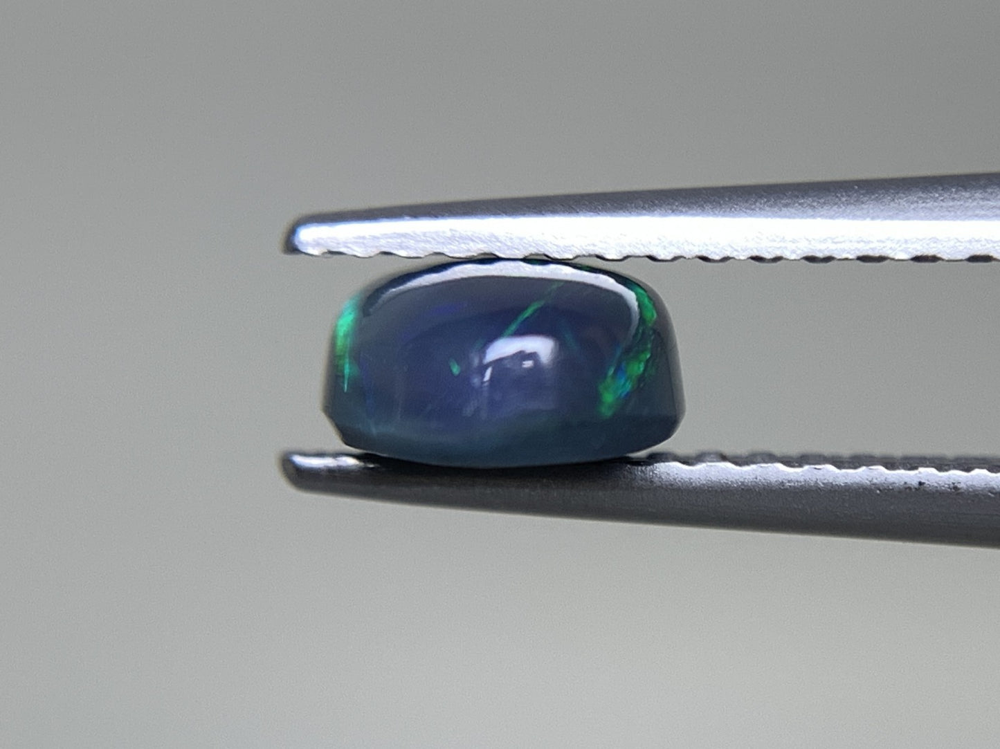 ブラックオパール 1.145ct  中央宝石ソーティング付き  8.3㎜×6.2㎜×3.4㎜  天然 ルース（ 裸石 ） 4772Y