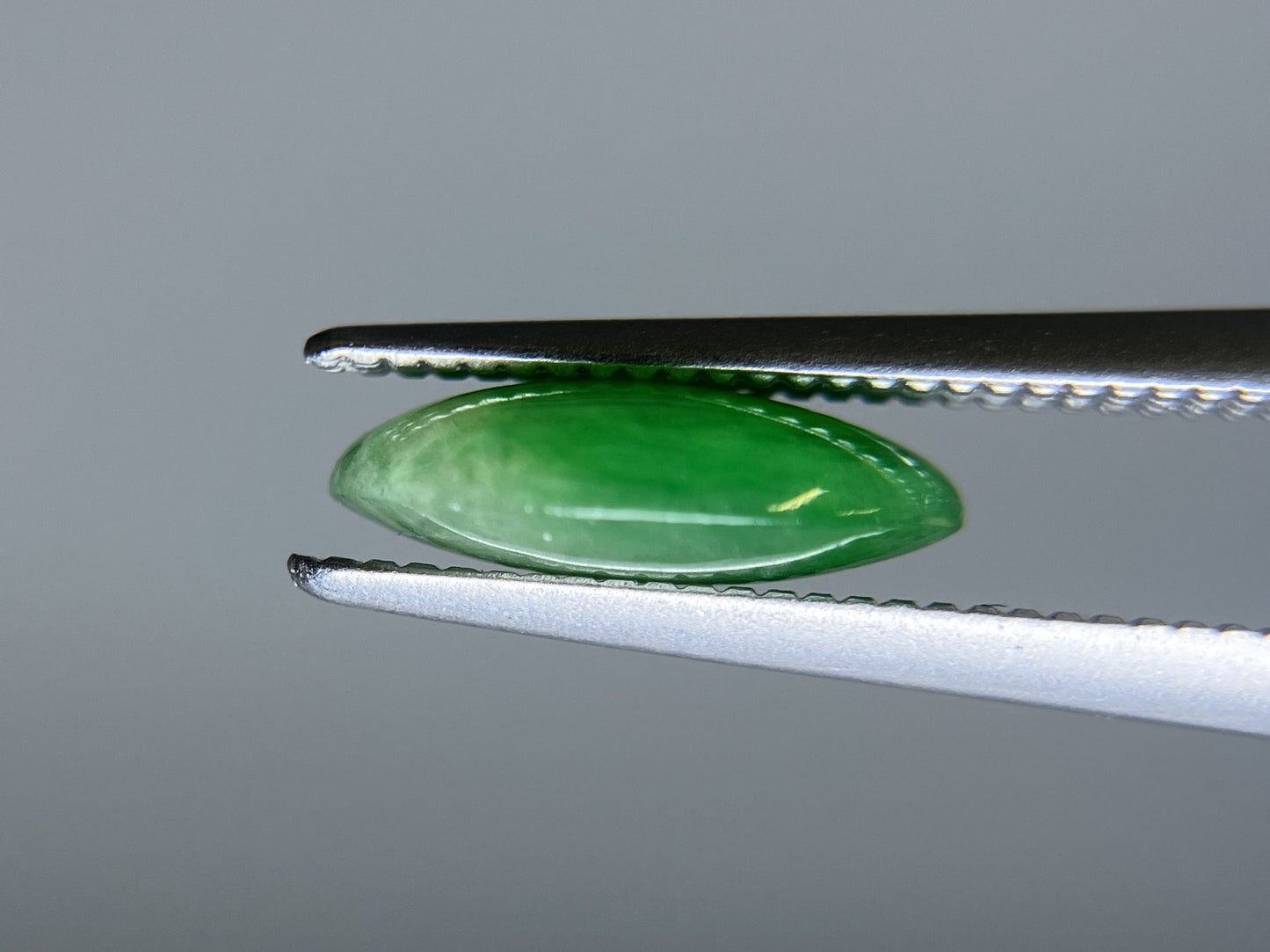 ヒスイ　翡翠　天然 1.866ct 宝石ソーティング付き 9.8㎜×7.5㎜×3.0㎜ ルース（ 裸石 ） 4161S