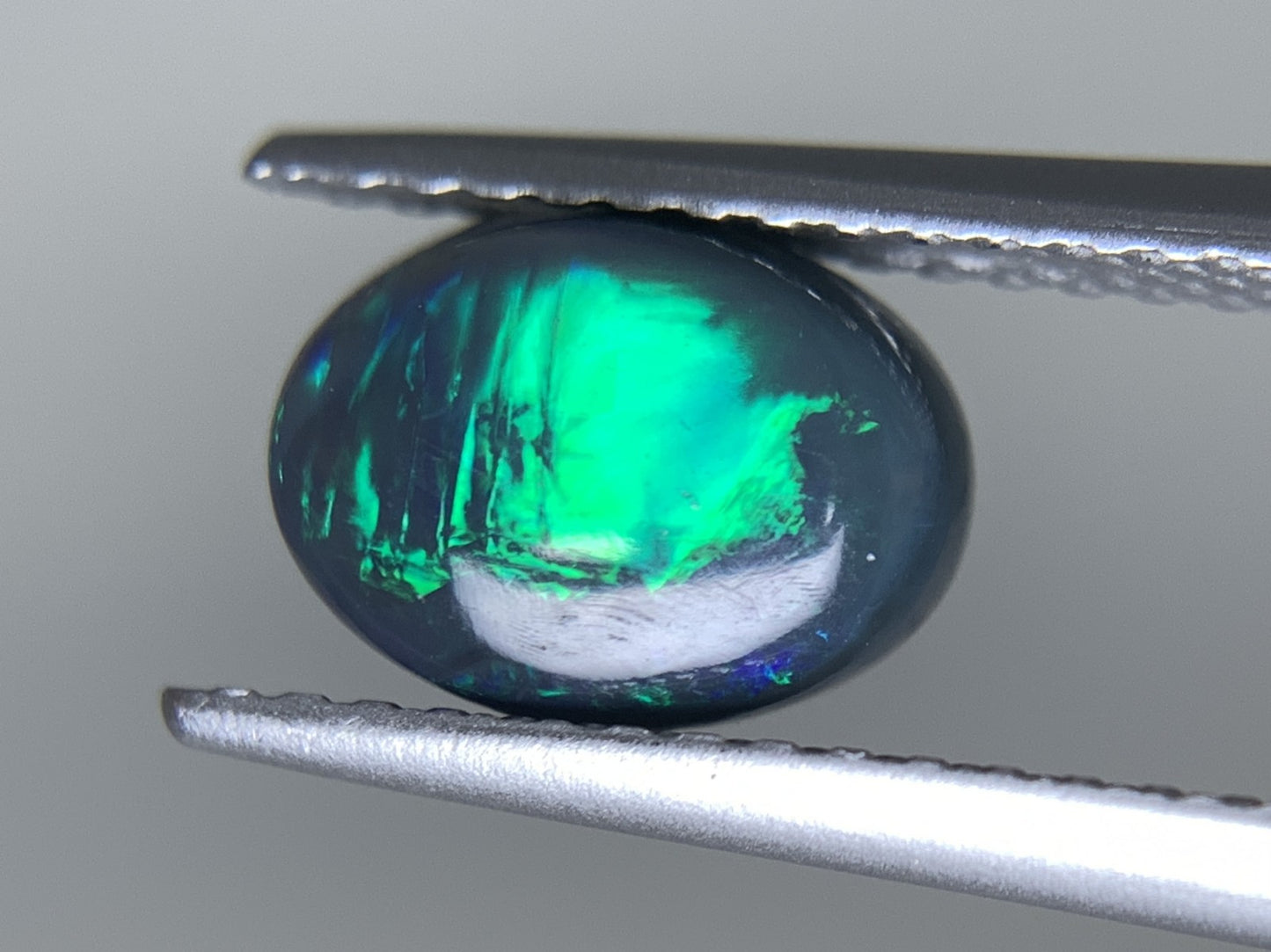 ブラックオパール 1.145ct  中央宝石ソーティング付き  8.3㎜×6.2㎜×3.4㎜  天然 ルース（ 裸石 ） 4772Y