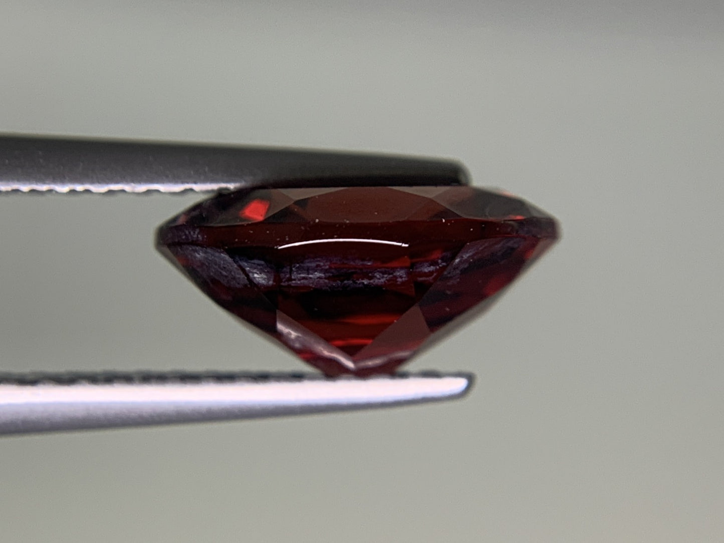 ガーネット 3.063ct  宝石ソーティング付き  10.1㎜×8.2㎜×4.7㎜  ルース（ 裸石 ） 4155Y
