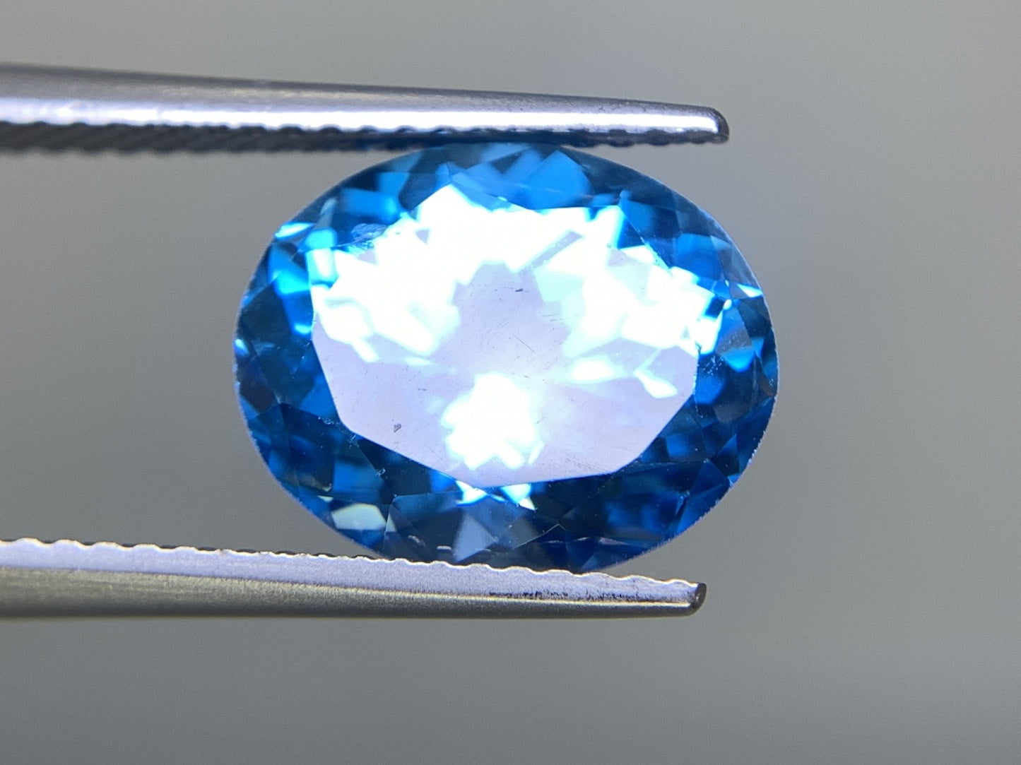 ブルートパーズ 5.737ct 宝石ソーティング付き  12.0㎜×10.1㎜×6.8㎜   ルース（ 裸石 ） 2389Y
