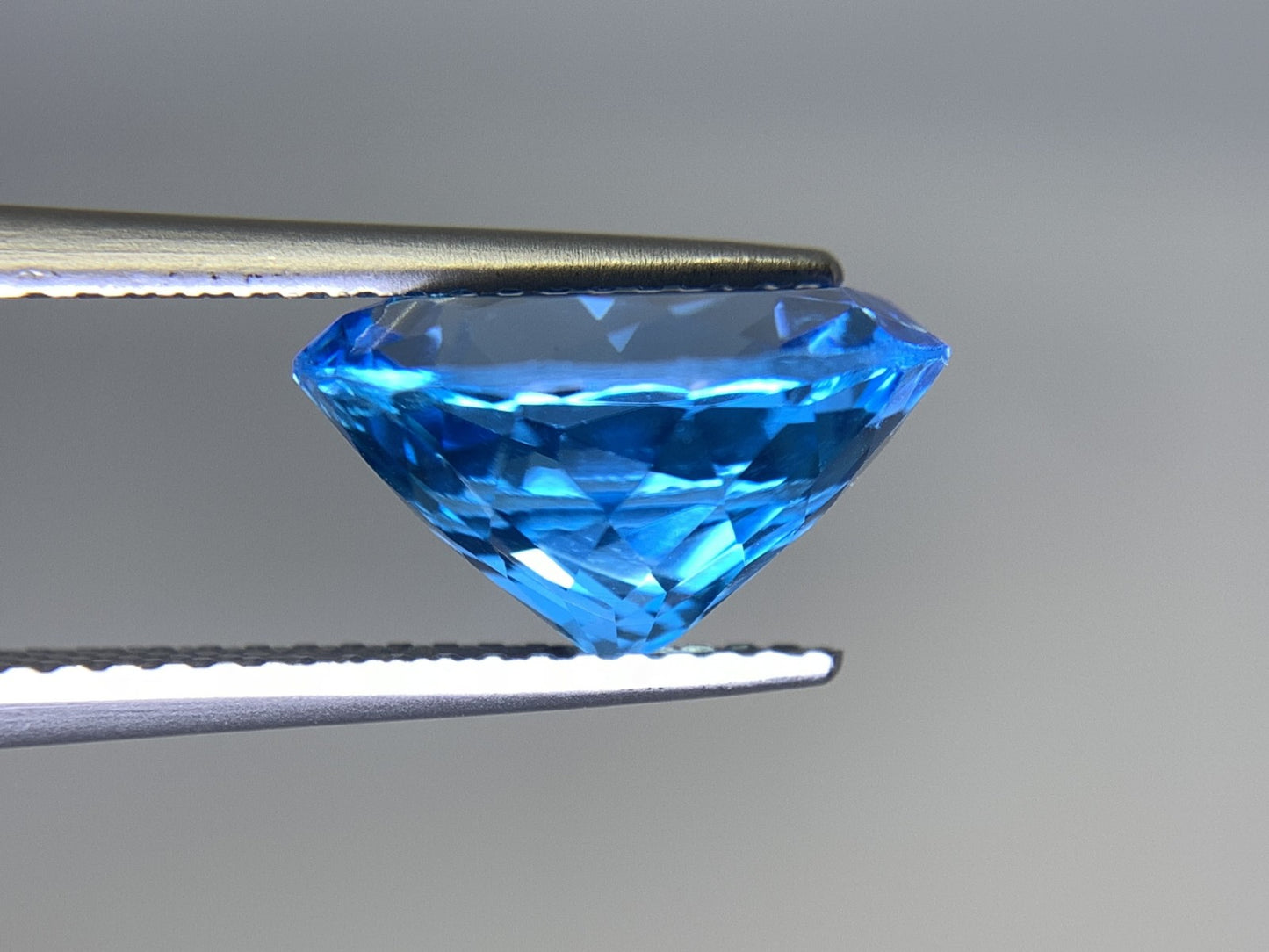 ブルートパーズ 5.737ct 宝石ソーティング付き  12.0㎜×10.1㎜×6.8㎜   ルース（ 裸石 ） 2389Y