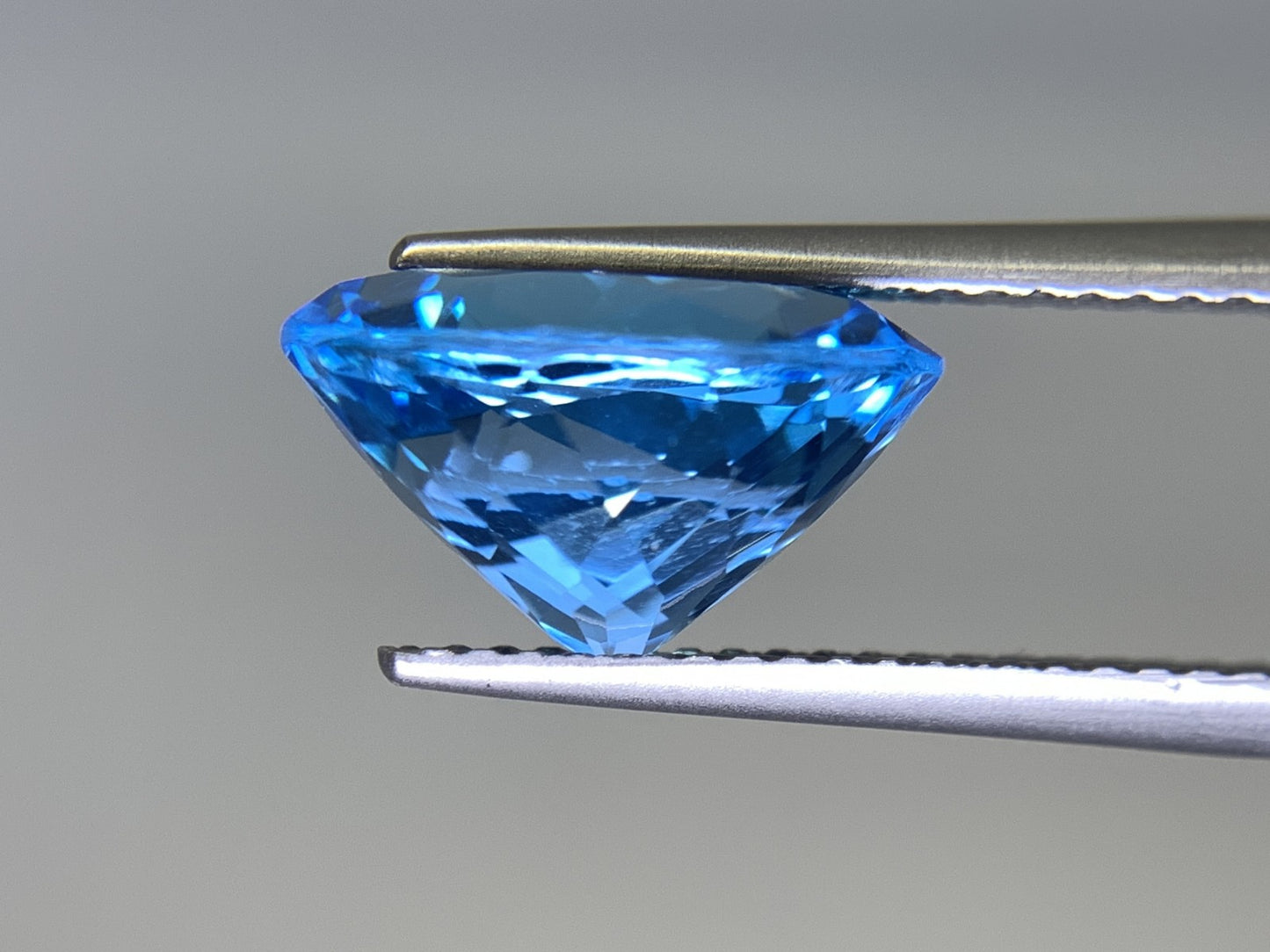 ブルートパーズ 5.737ct 宝石ソーティング付き  12.0㎜×10.1㎜×6.8㎜   ルース（ 裸石 ） 2389Y