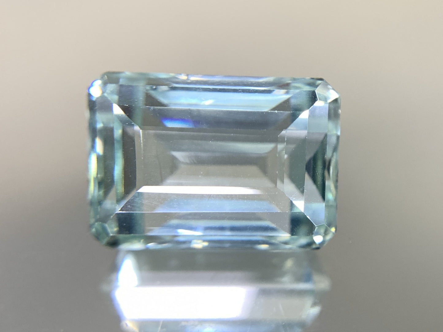 アクアマリン 20.460ct 宝石ソーティング付き  17.7㎜×12.5㎜×11.2㎜   ルース（ 裸石 ） 2357Y